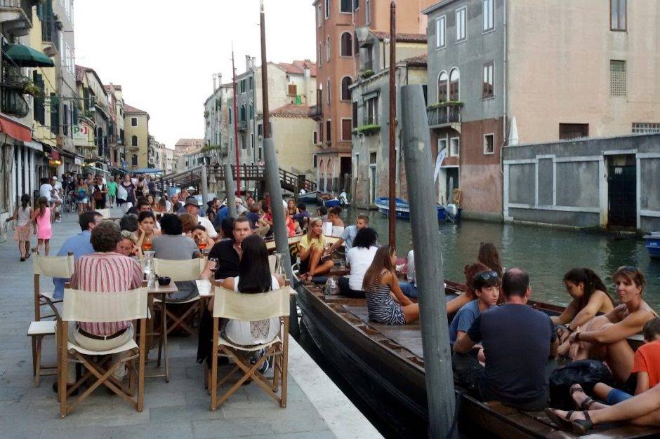 Outdoor Dining in Venice Address Truly Venice Apartments