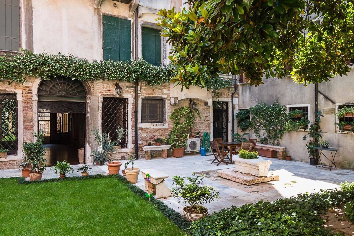 the "virtual tour" starts from the private garden of the Brunelleschi