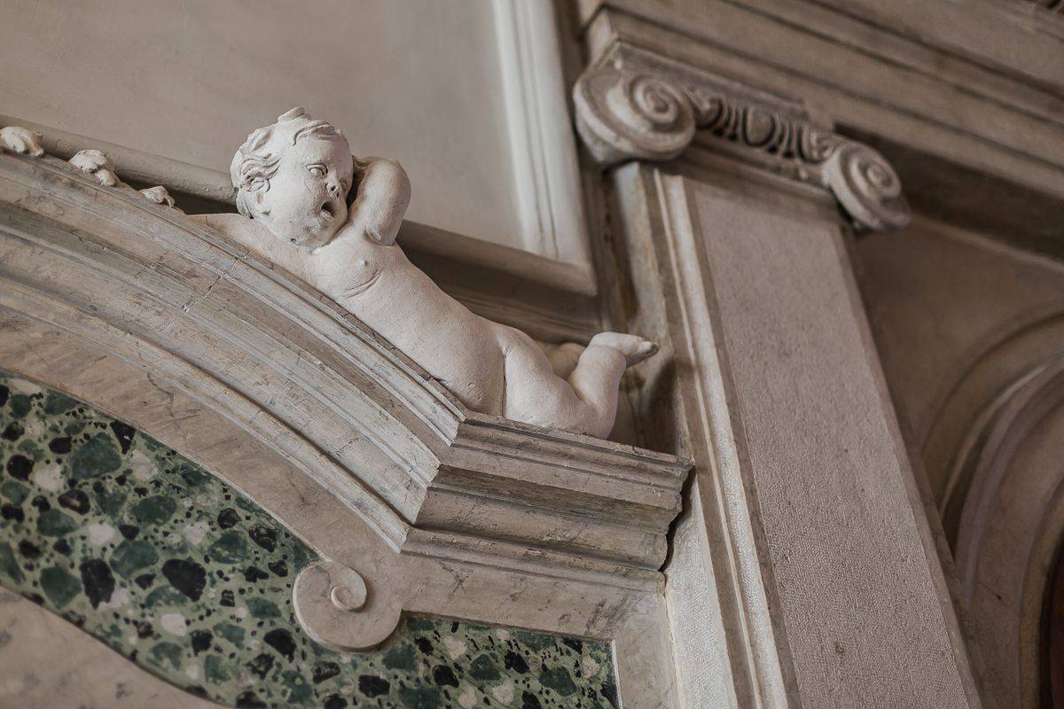 beautiful 18th century stuccoes above the portal of the Piano Nobile