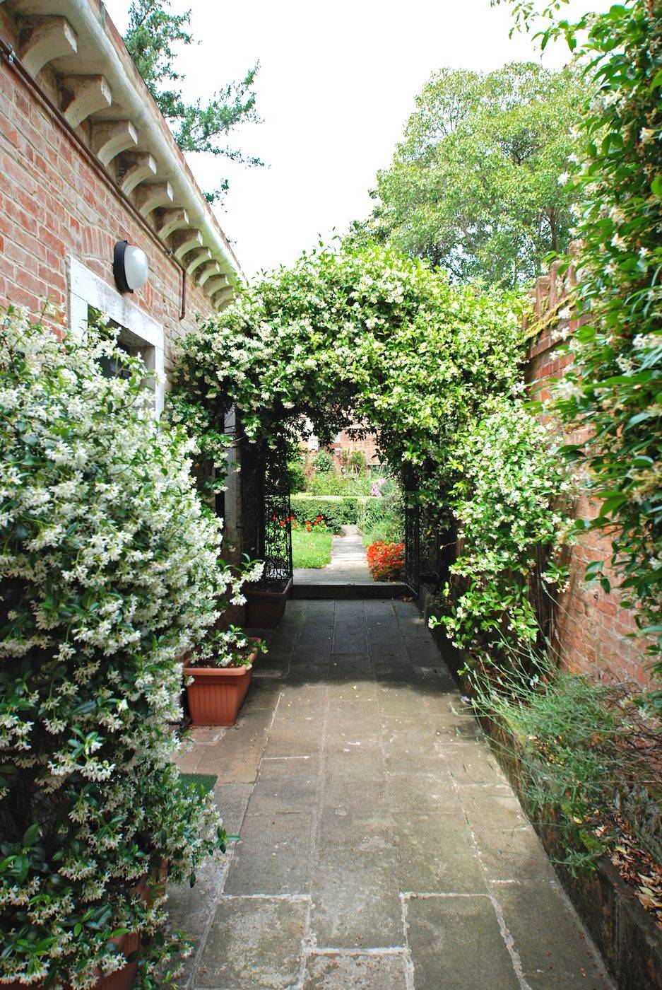 access the Dolfin apartment through the jasmine