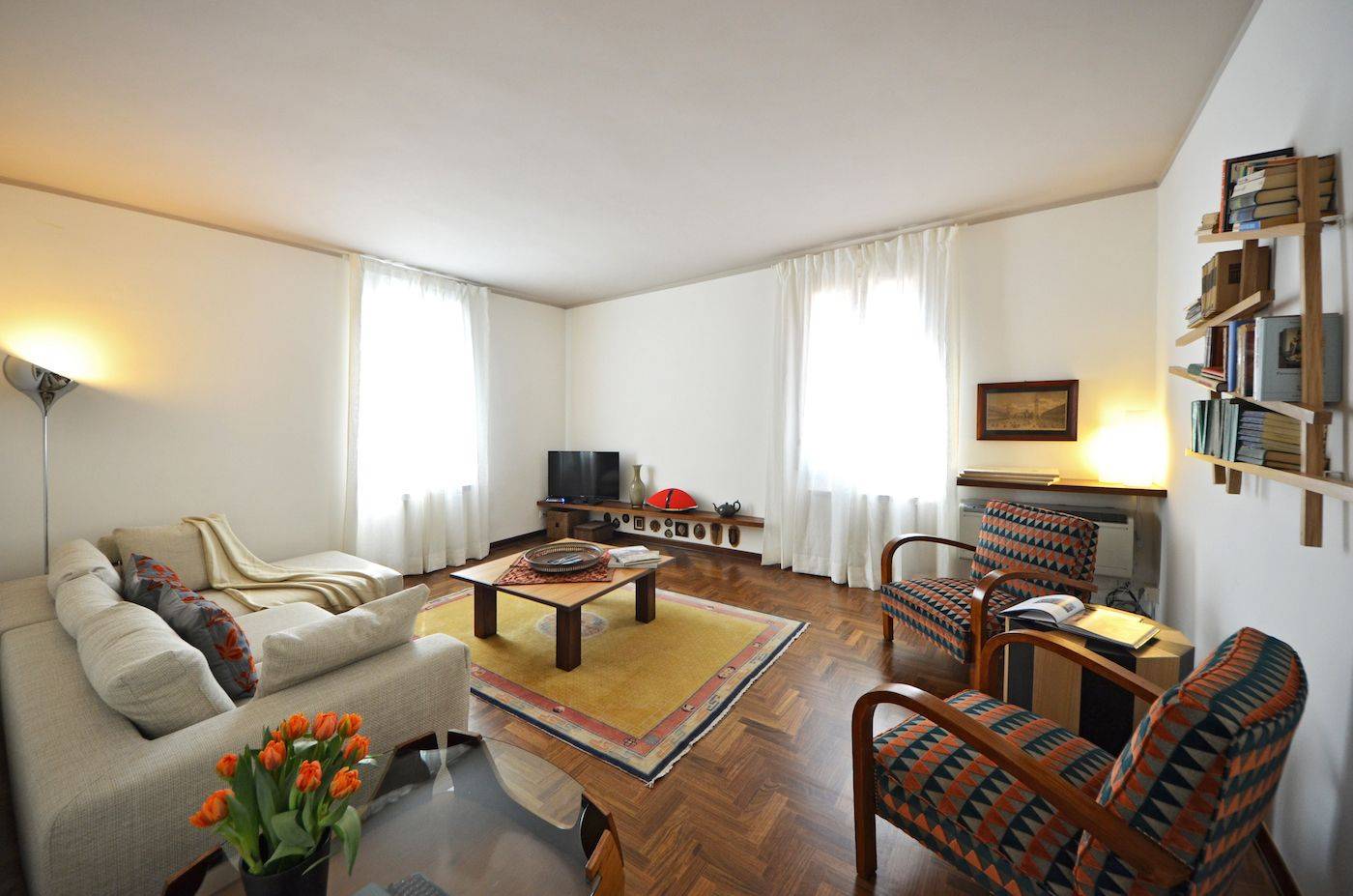 the bright and welcoming living room of the Sansovino apartment