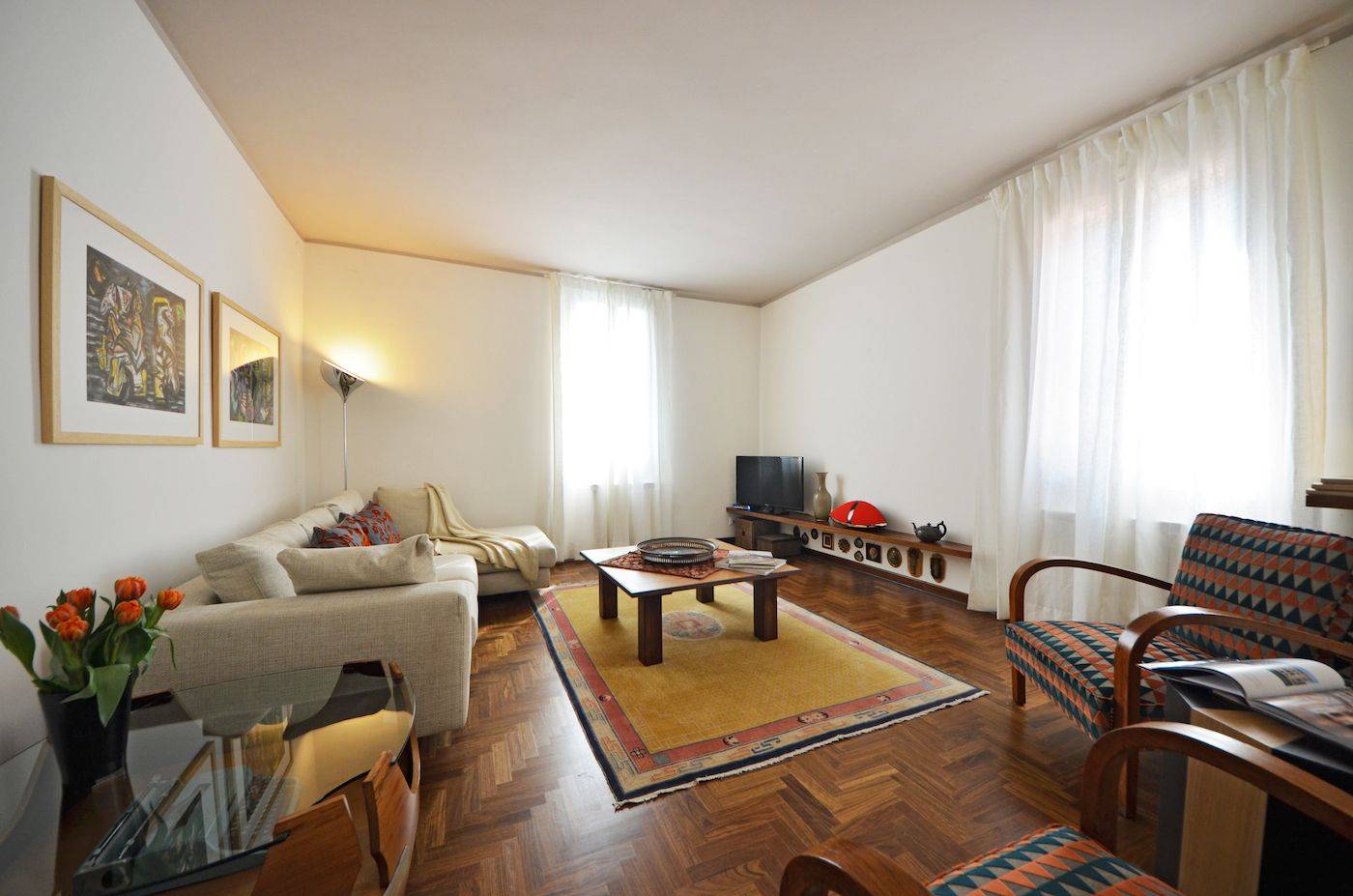 the bright and welcoming living room of the Sansovino apartment