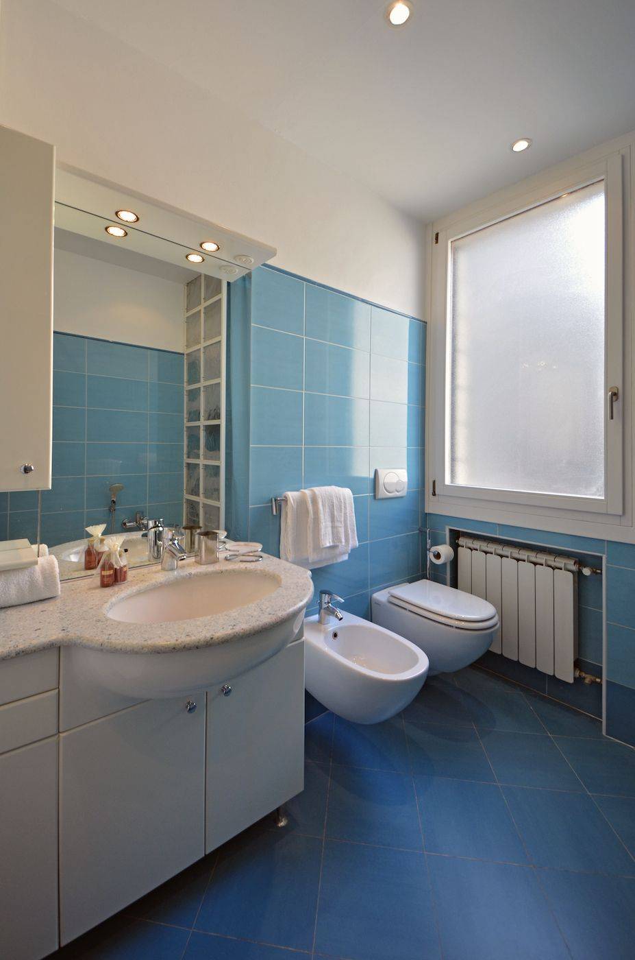 large bathroom with bathtub and washing machine
