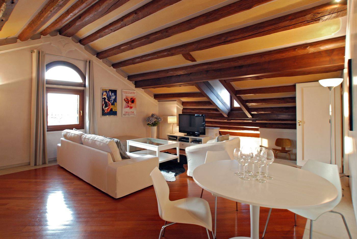 wercoming and spacious, the attic living room can be used as the 4th bedroom