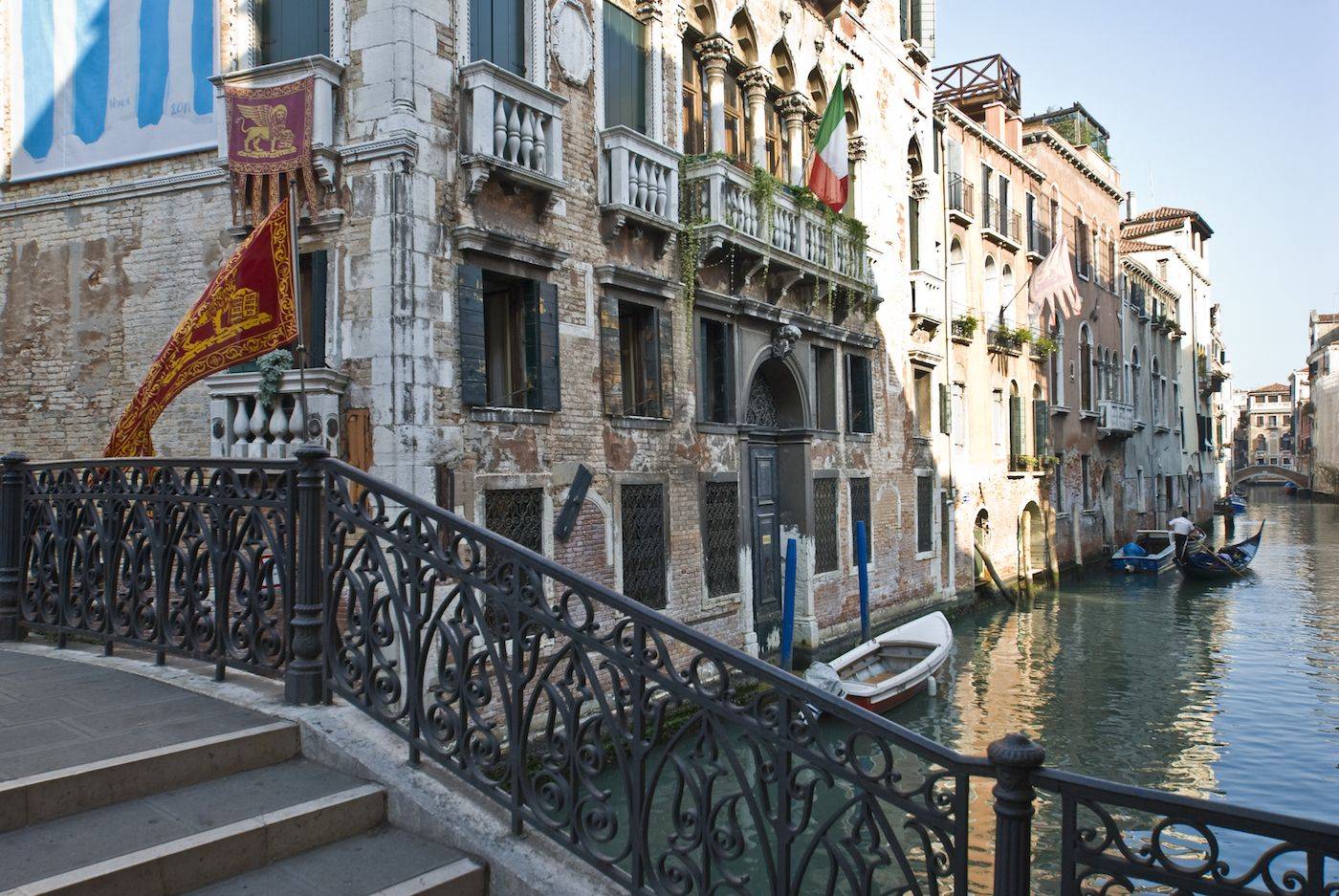 surroundings: gothic style nobiliar palaces facing picturesque canals