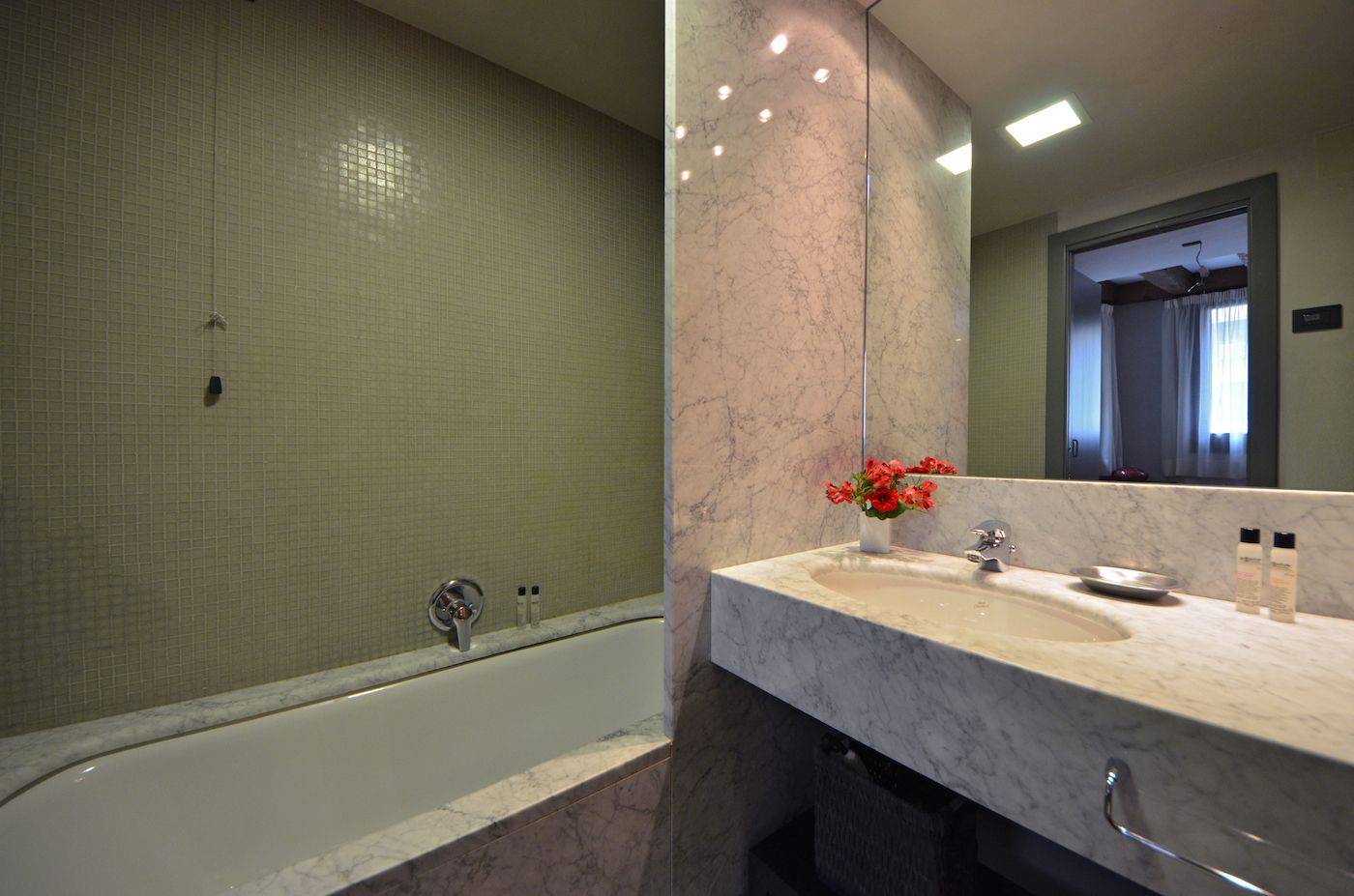 master bedroom en-suite bathroom with bathtub