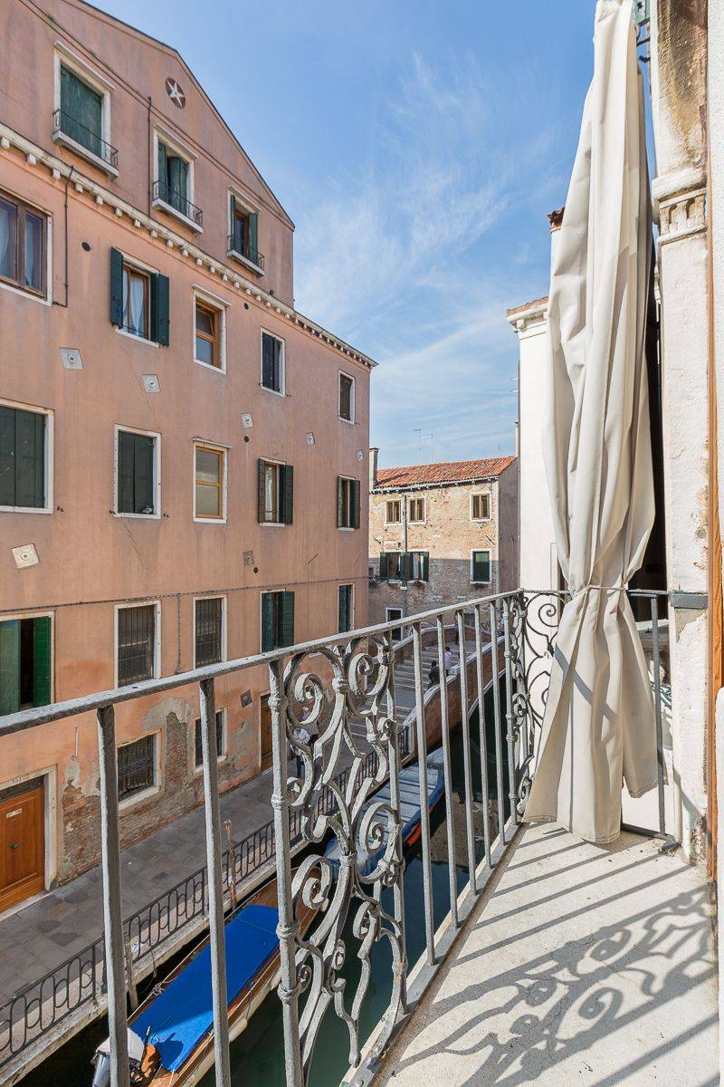 Eclectic Apartment with canal view in Dorsoduro Truly Venice