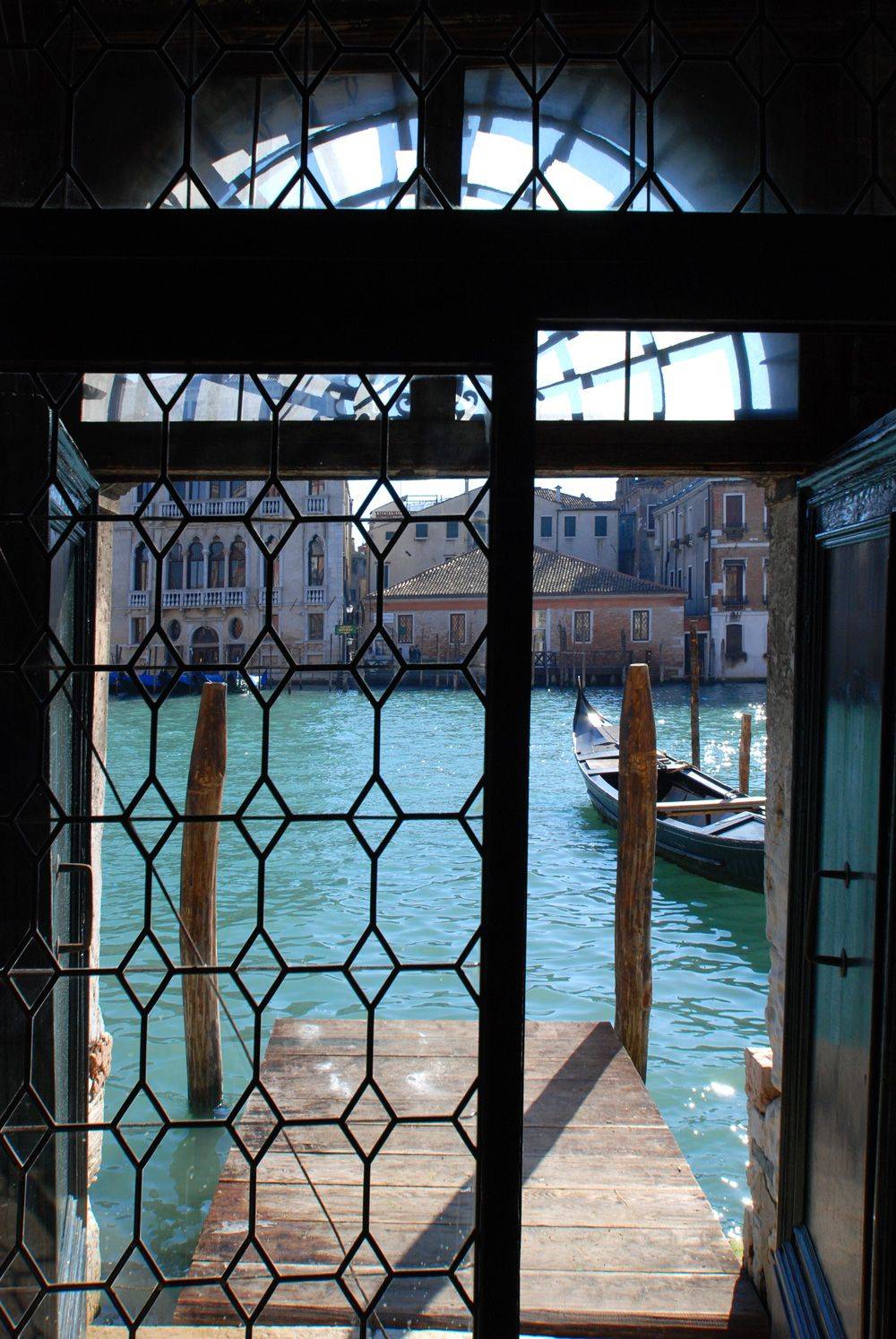 entrance hall at the ground floor with private water access to the Grand Canal