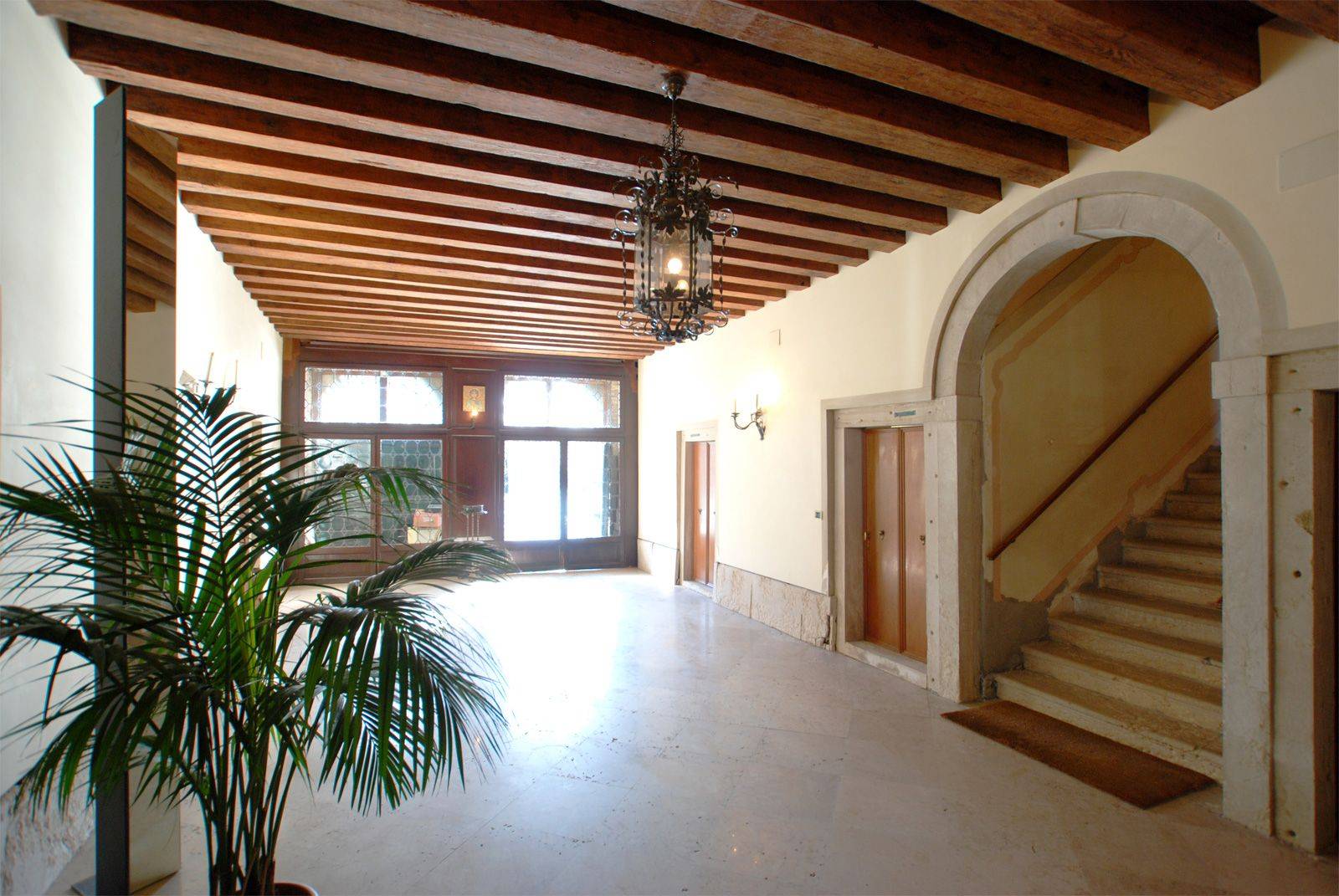 entrance hall at the ground floor with private water access to the Grand Canal