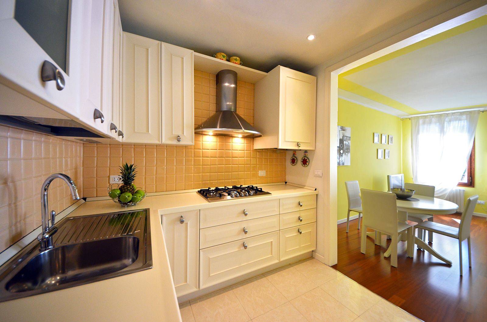 full optionals kitchen, spacious and well equipped
