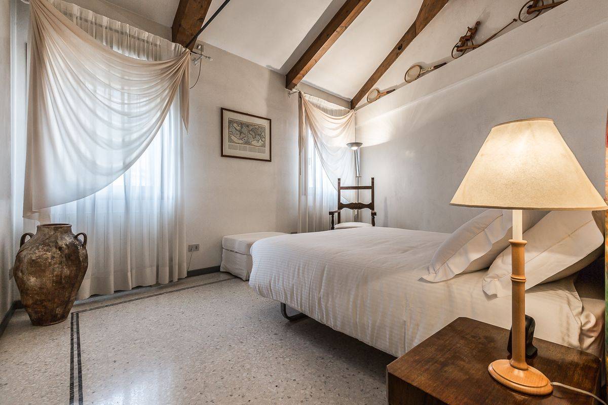 bright and welcoming doube bedroom