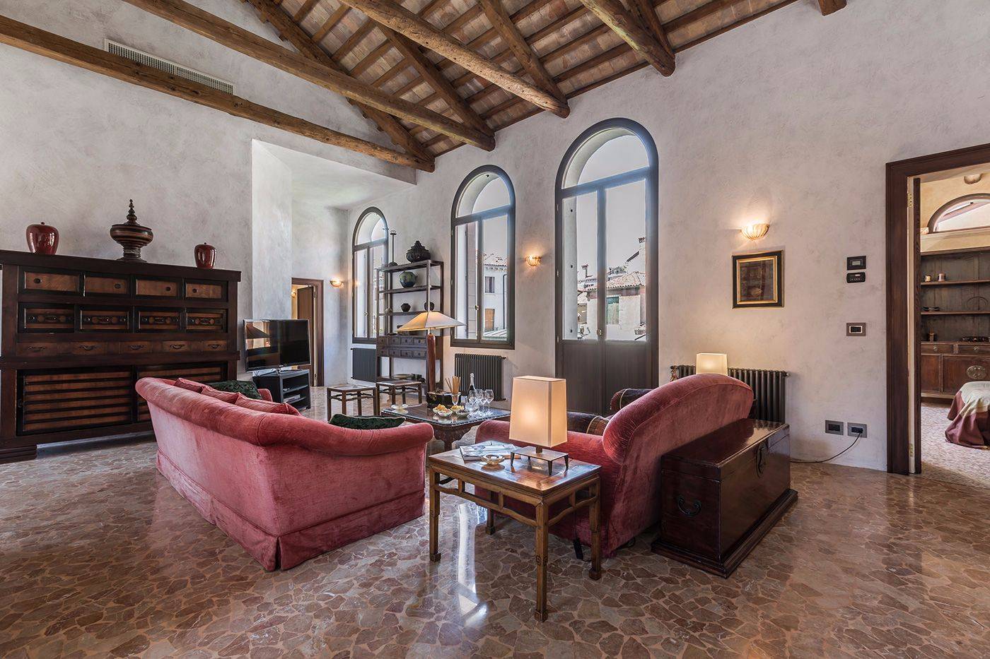 the 2 king size bedrooms with en-suite bathrooms have total privacy