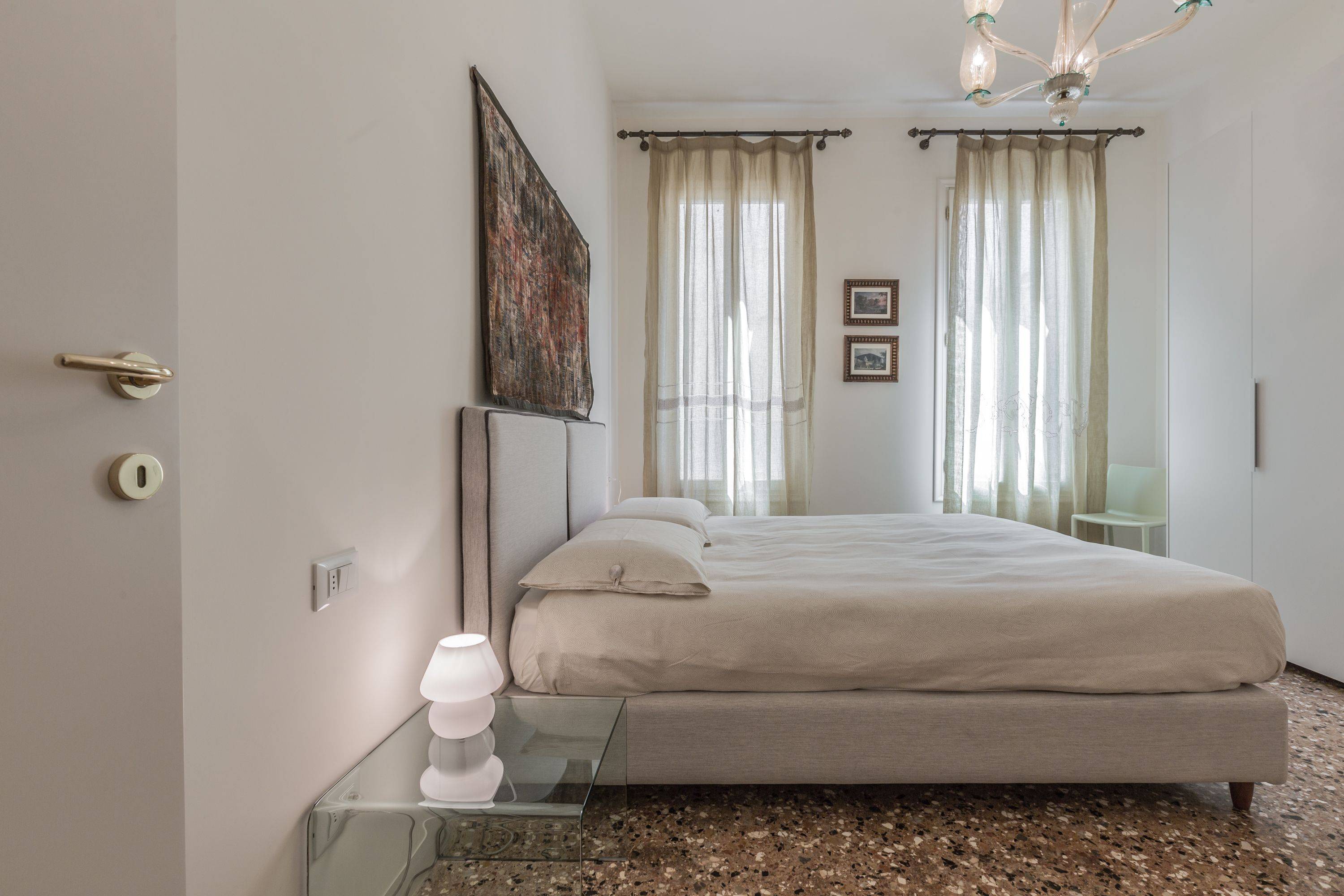 the large main bedroom has en-suite bathroom the large main bedroom has en-suite bathroom