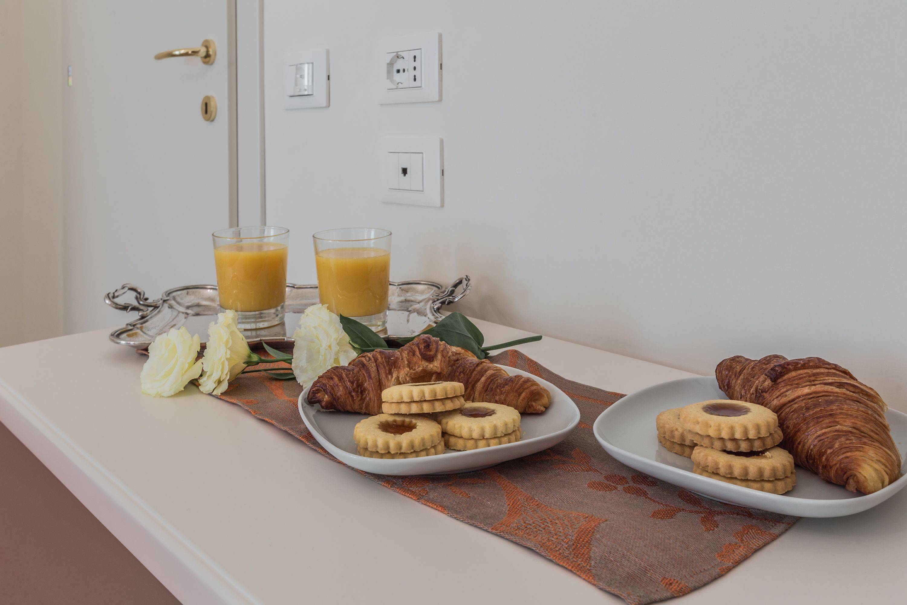 enjoy having breakfast in the bedroom, downstairs you can find exquisite cafés and groceries!
