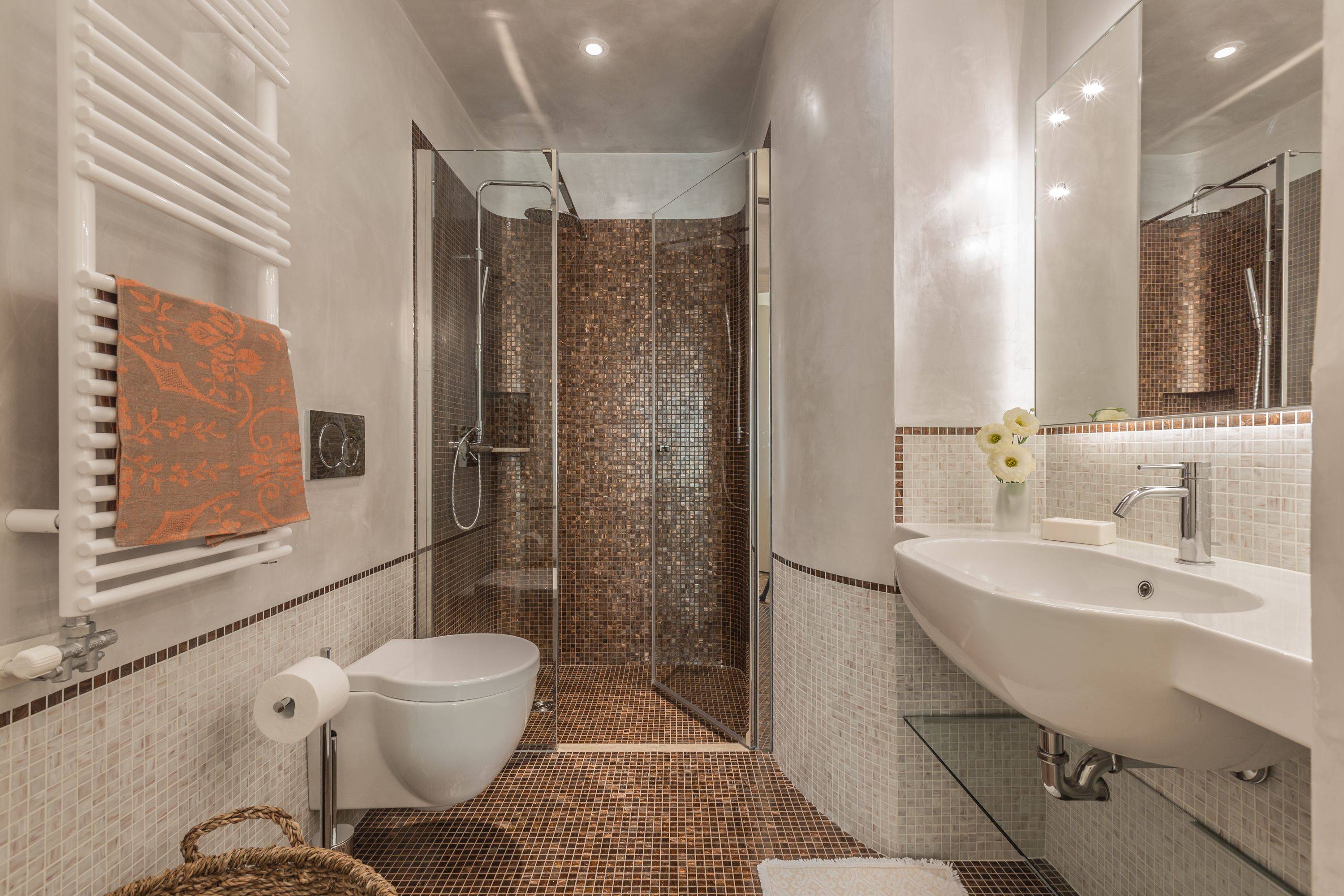 the en-suite bathroom of the main bedroom with precious mosaic tiles