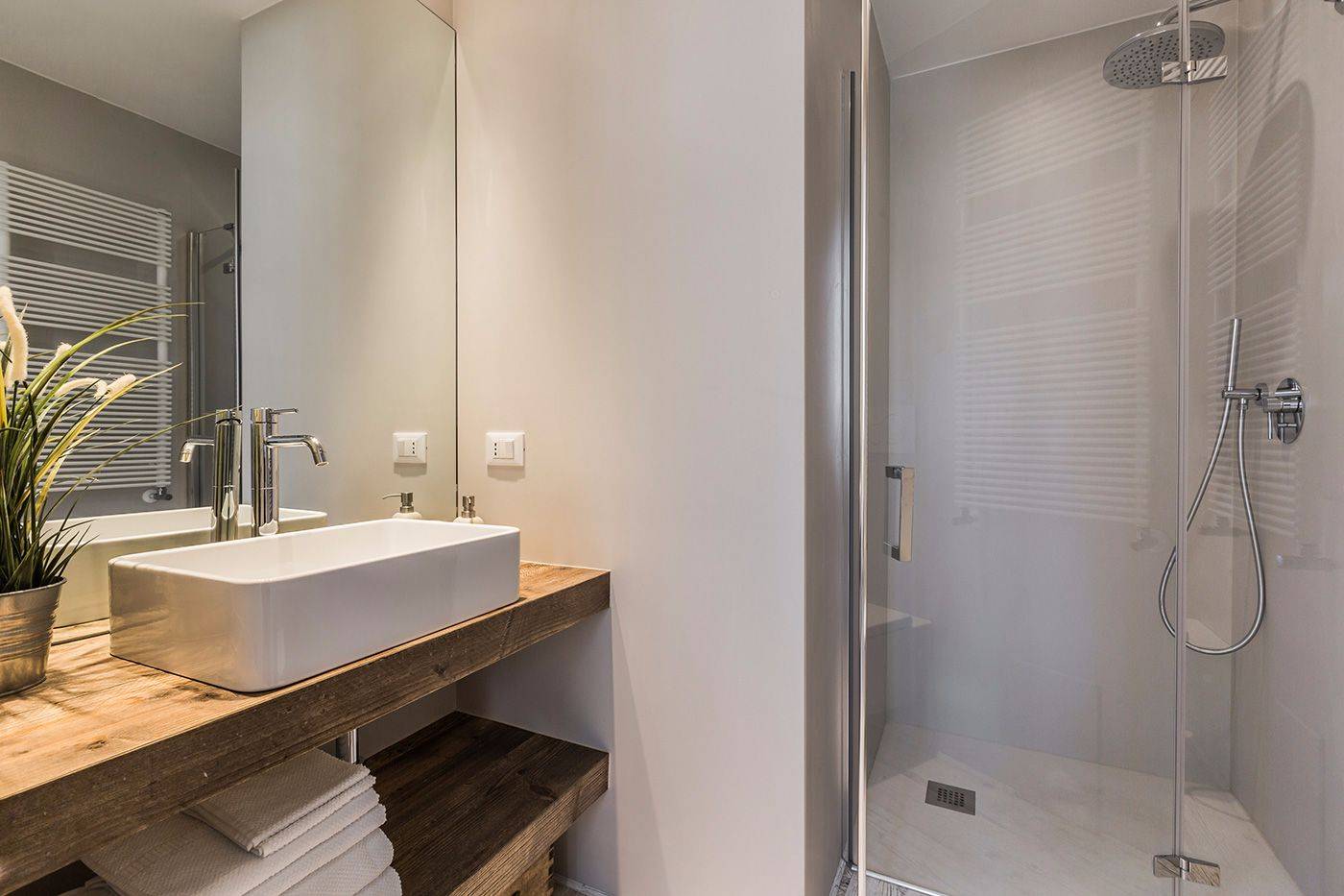 luxury en-bathroom with shower