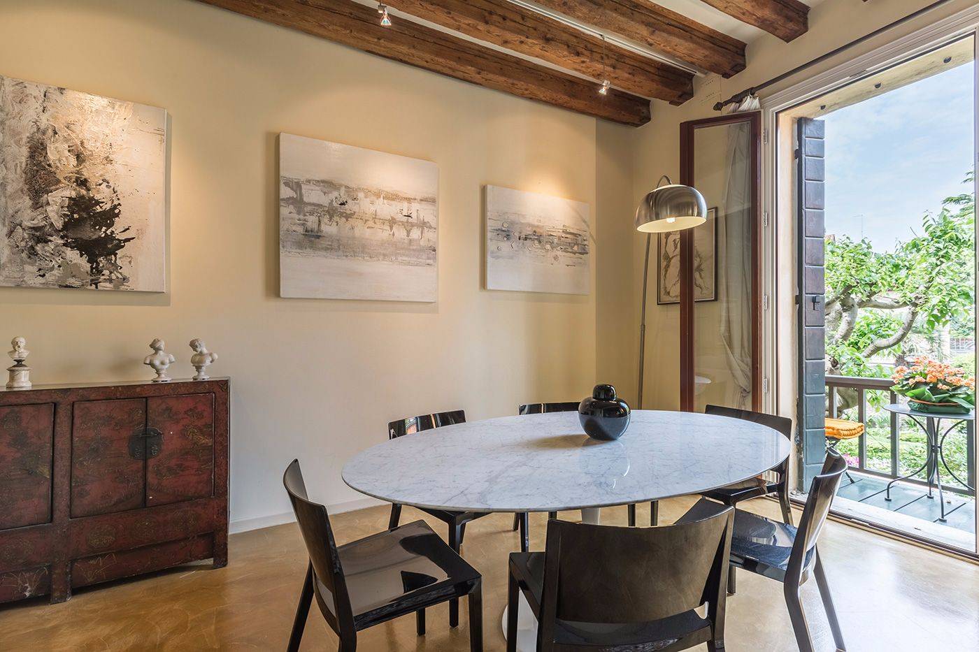 Veronese apartment dining room with access to the terrace