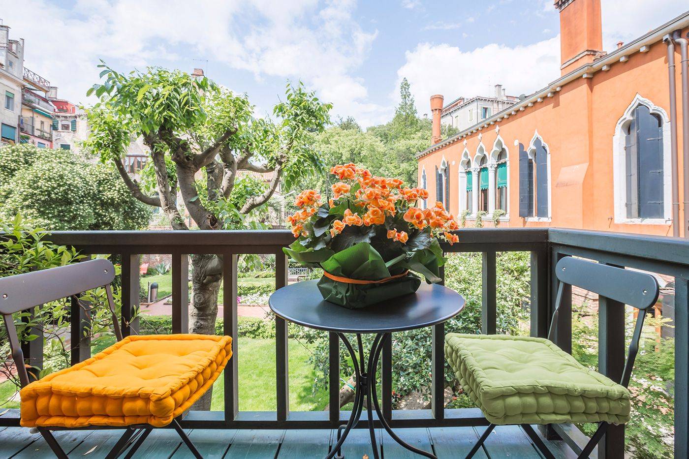 relax on the little terrace facing the gardens at the Veronese apartment in Venice