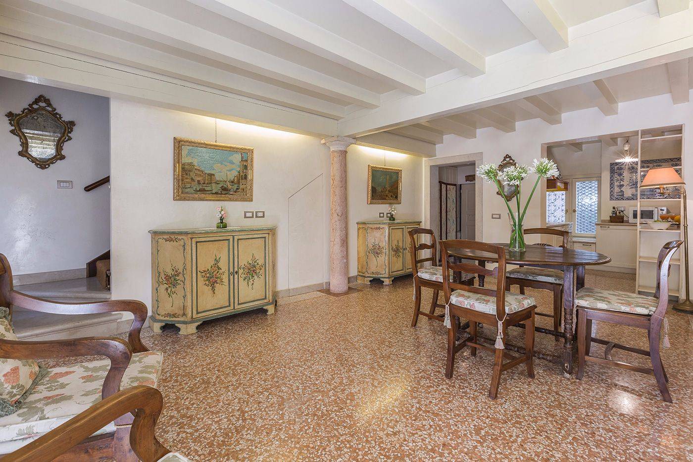 the dining room give access also to the staiway to the bedroom at the first floor