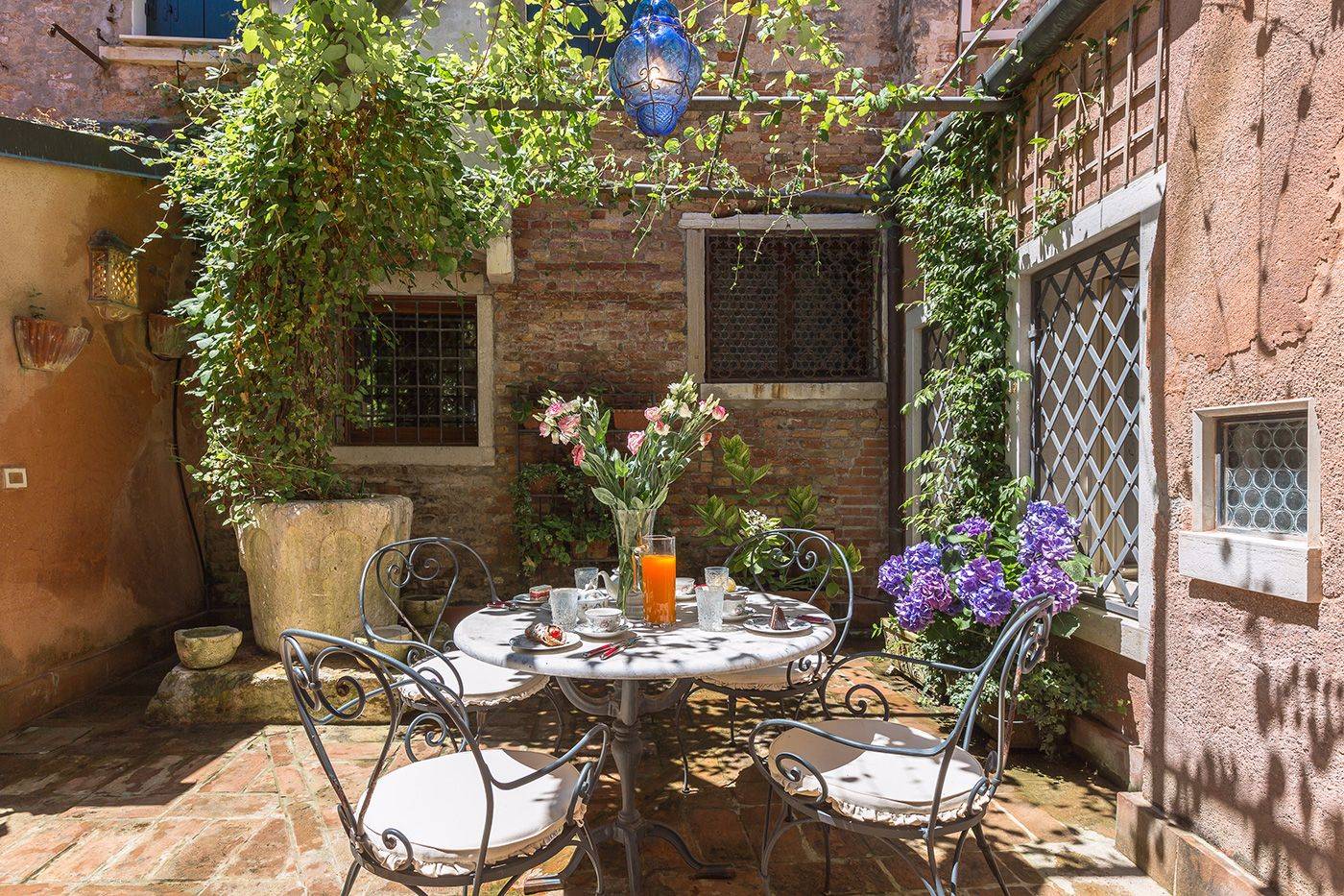 you can use the courtyard any time of the day