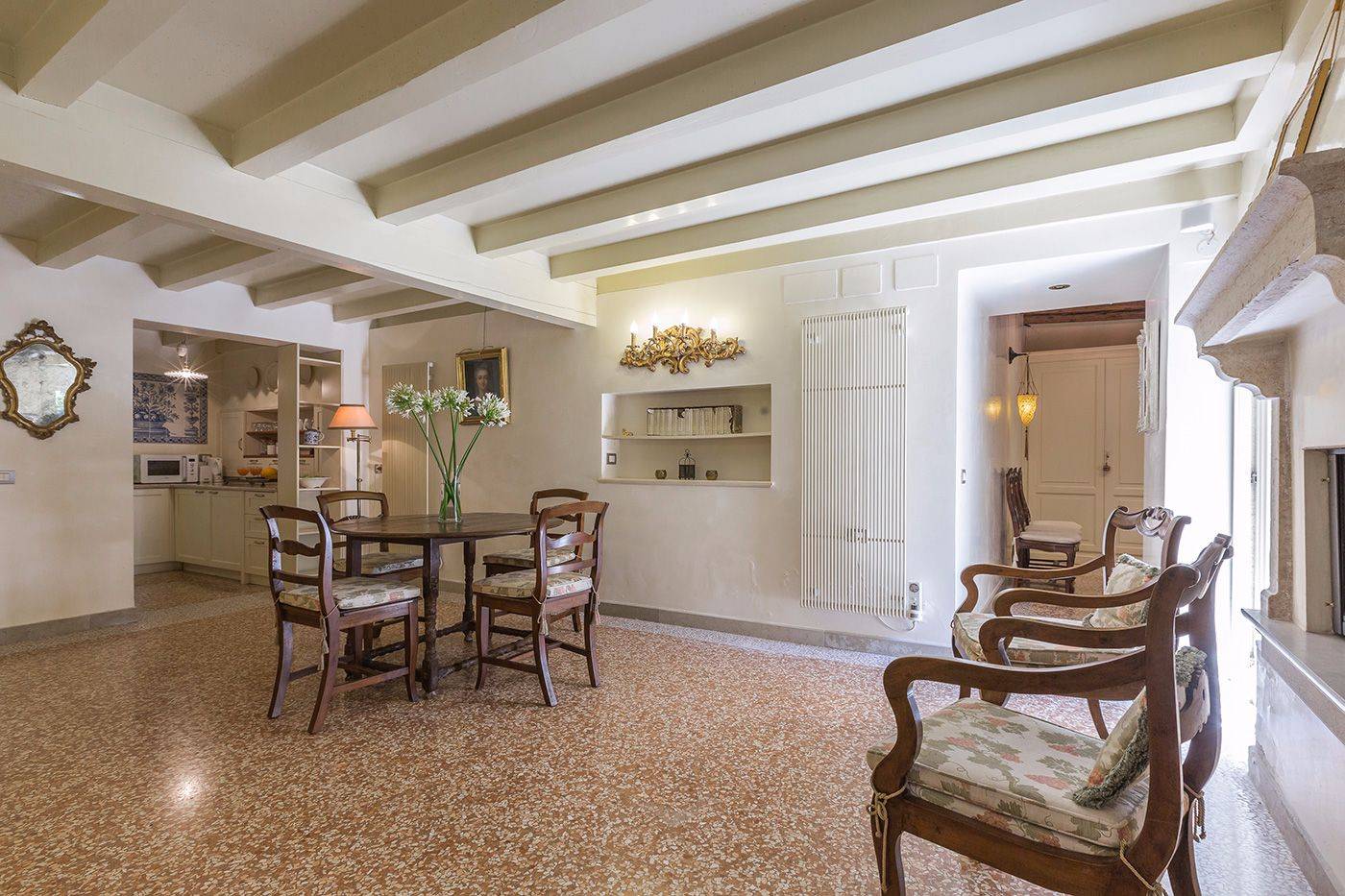 the dining room give access to the living room and courtyard