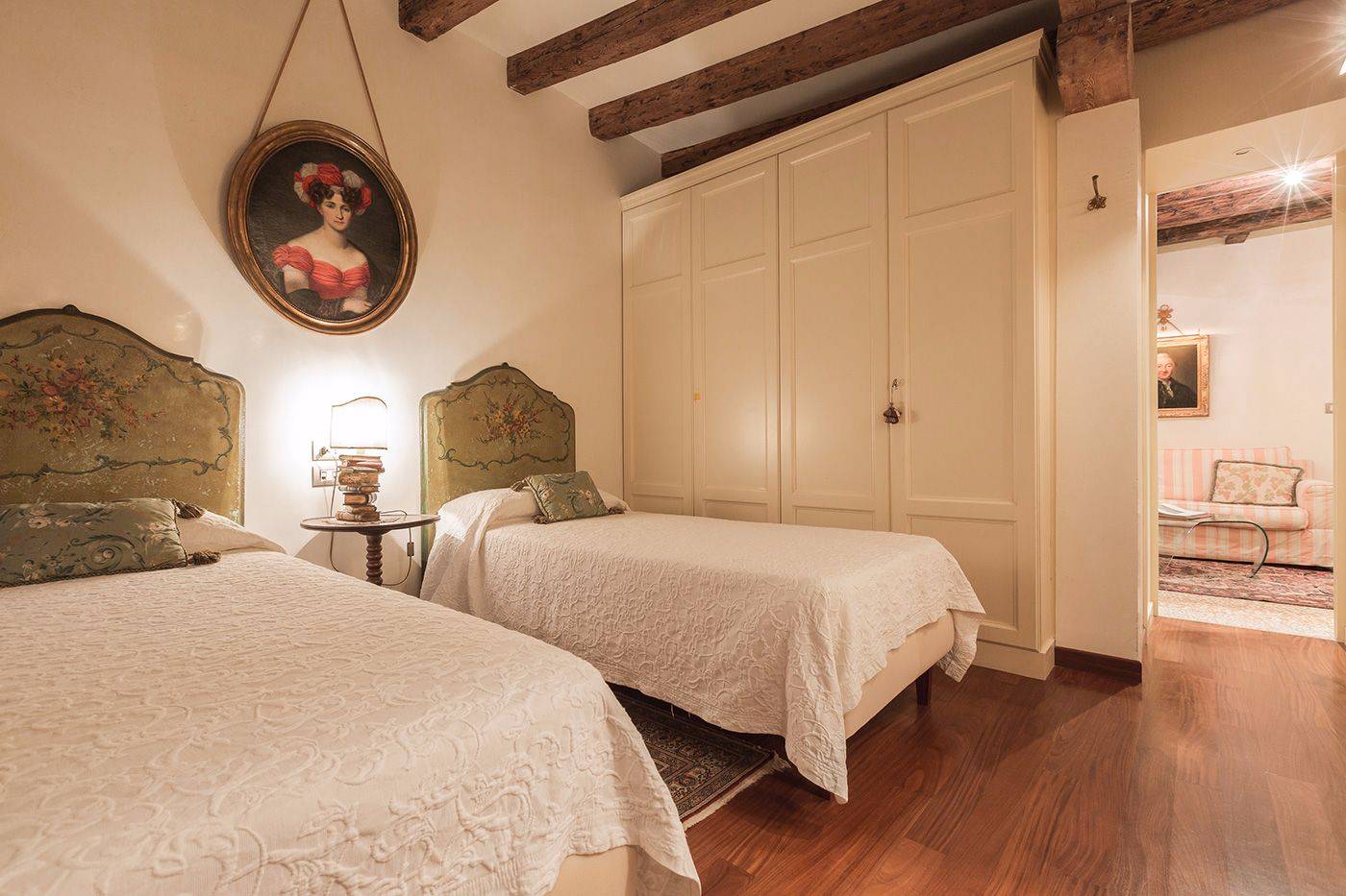 it can be used as double or twin, on request