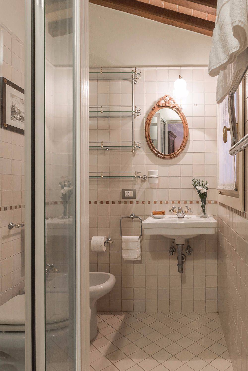 en-suite bathroom of the dependance with shower