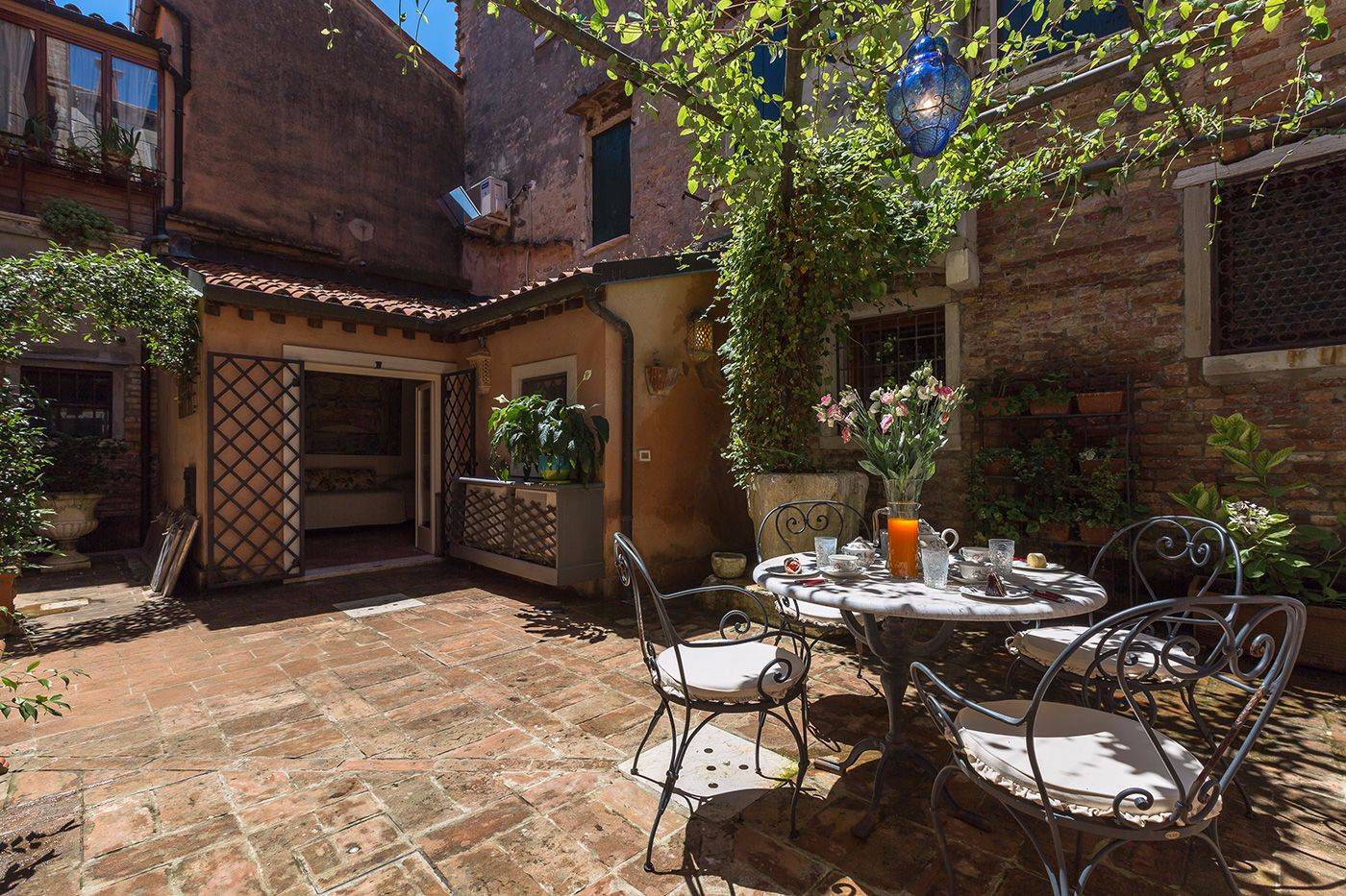 view of the courtyard with access to the Dependance 