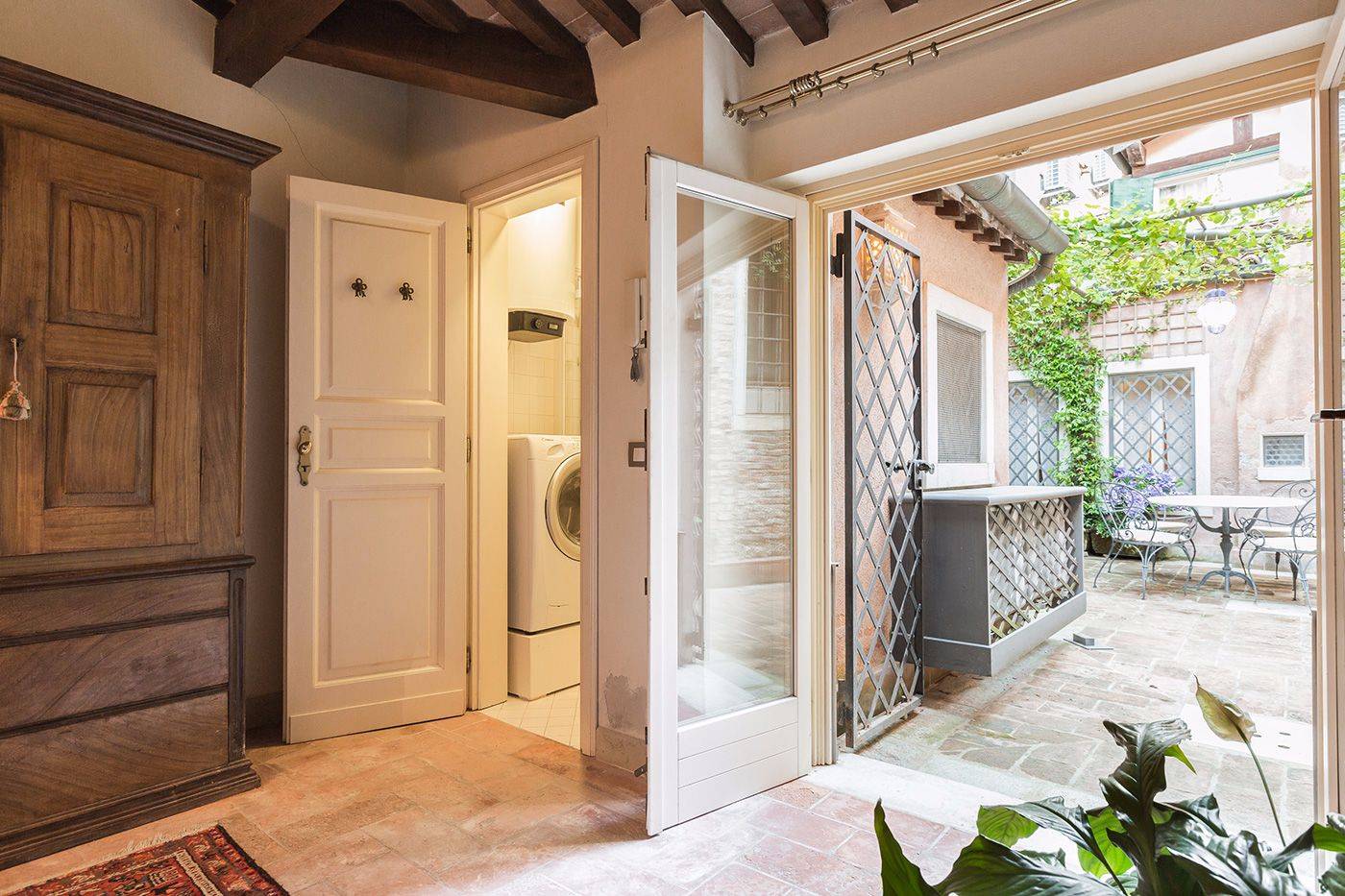 the Dependance has direct access to the courtyard and to the en-suite bathroom