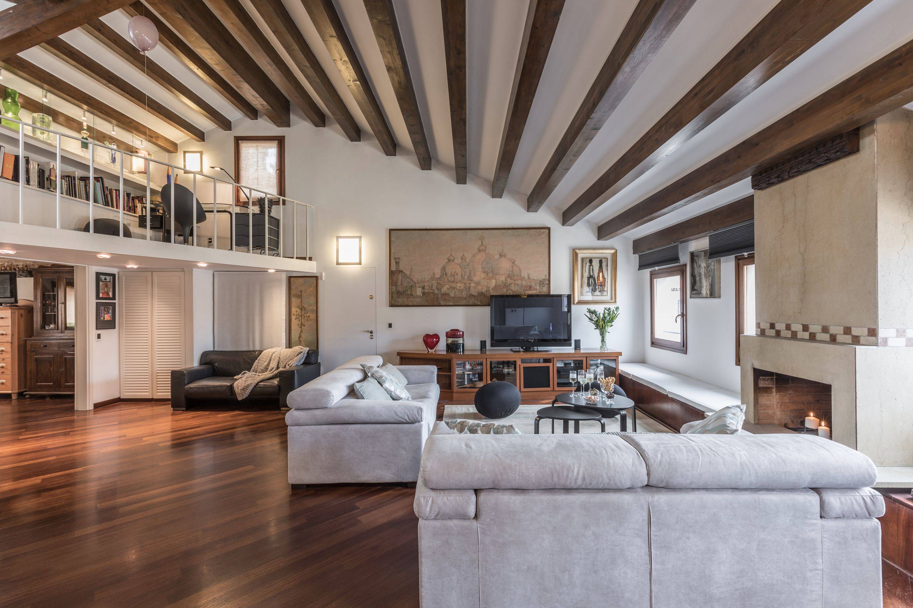 Spacious Penthouse with Altana next to Accademia Bridge | Truly Venice ...