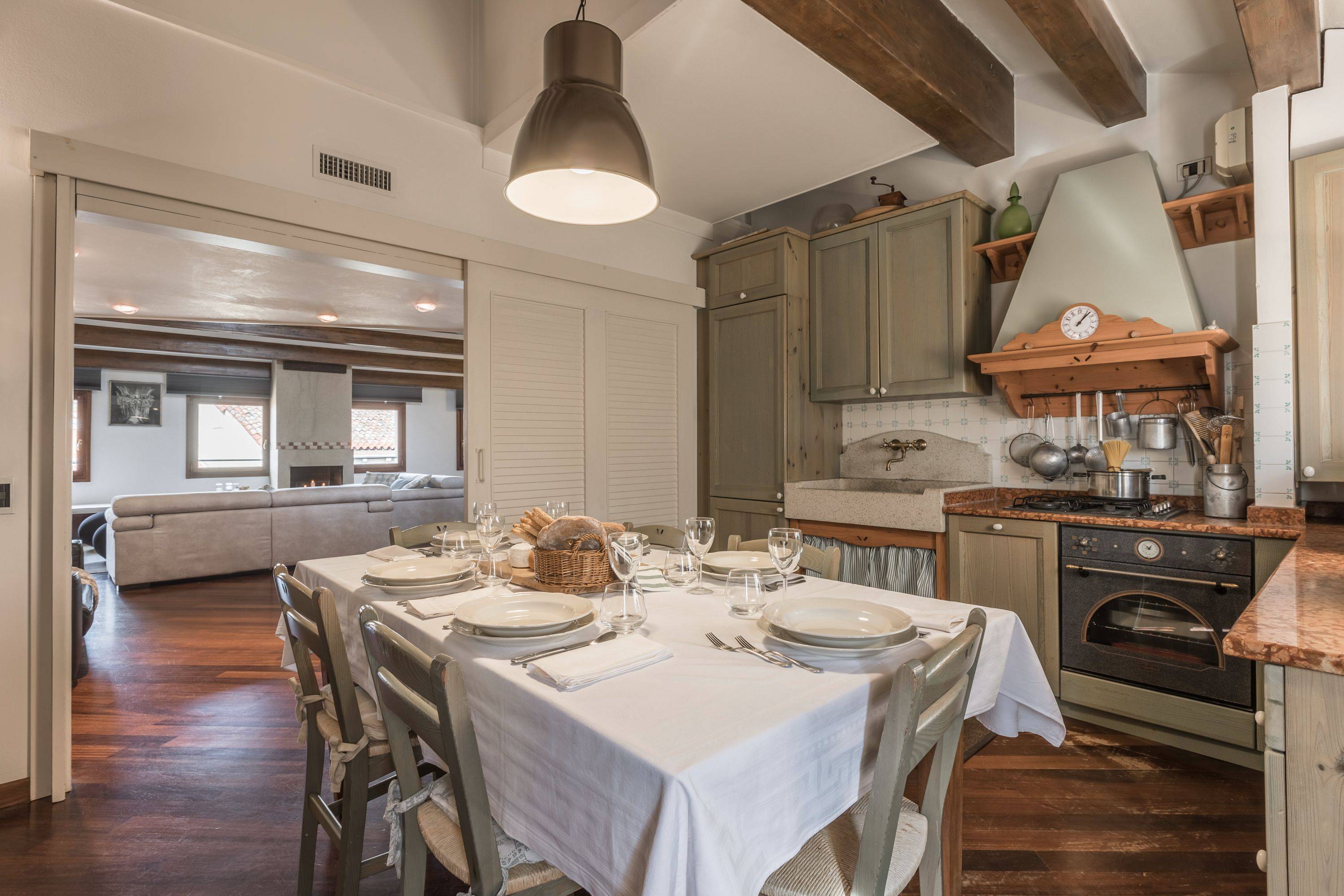 full optional and cozy kitchen with table for 6 people full optional and cozy kitchen with table for 6 people