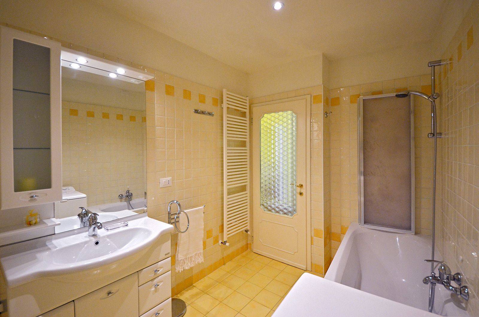 spacious bathroom 2, with bathtub and washing machine