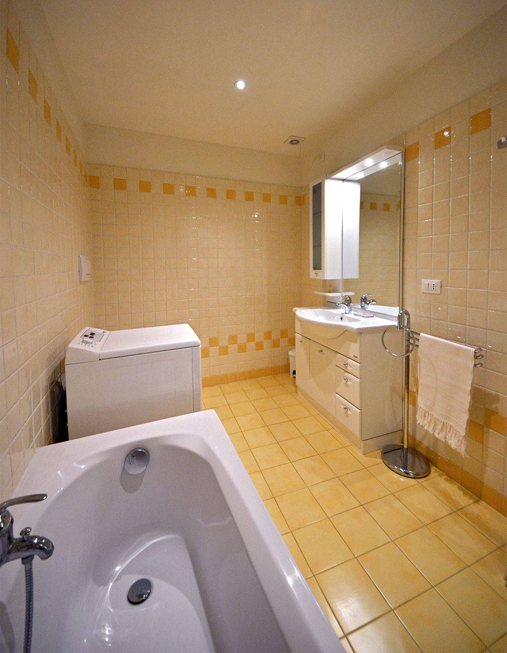 spacious bathroom 2, with bathtub and washing machine