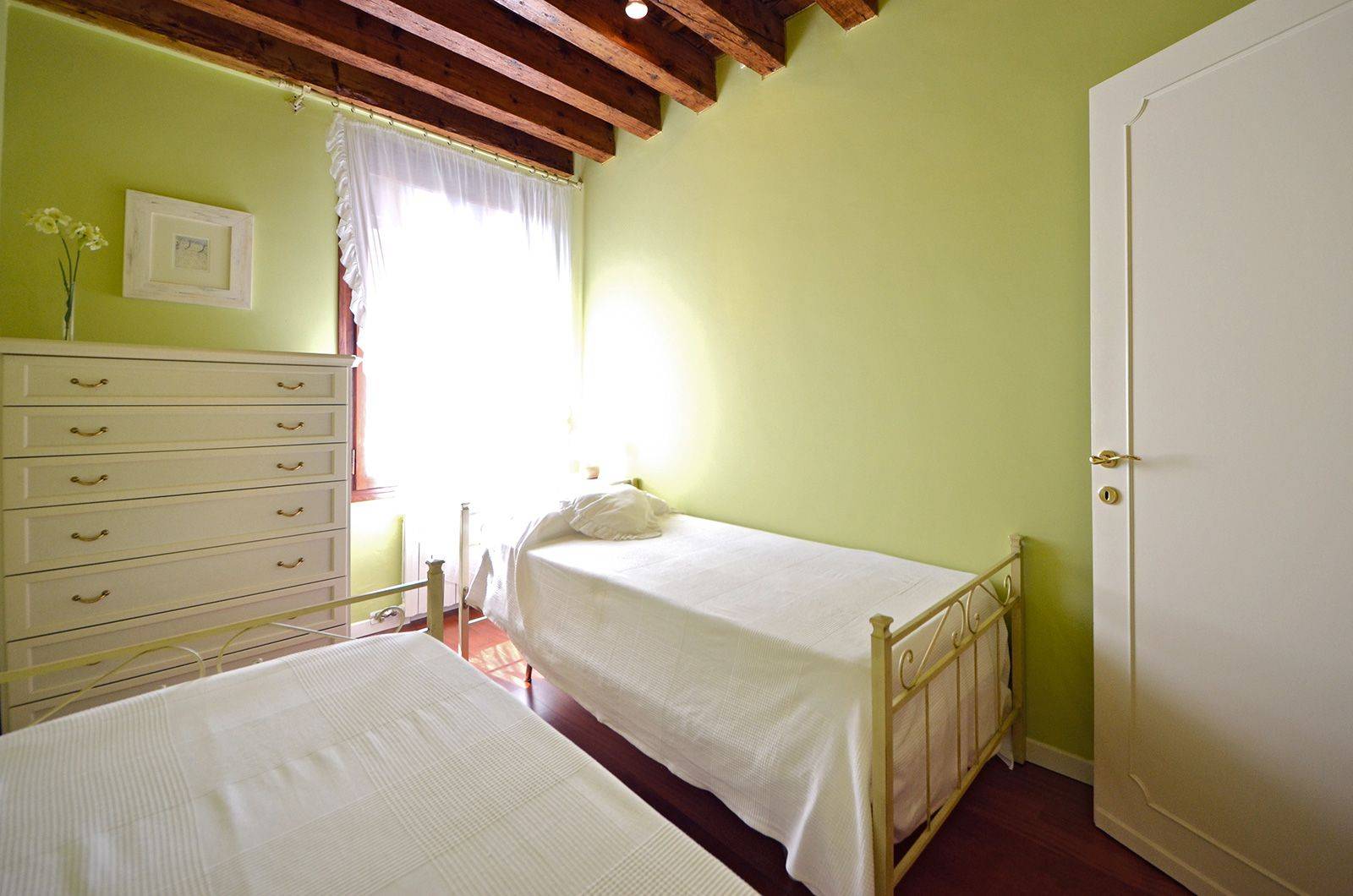twin bedroom