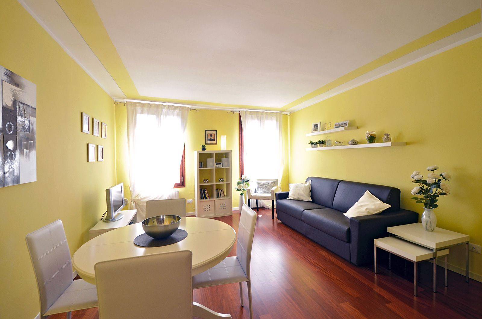 the table is extensible, perfectly suitable for up to 6 people