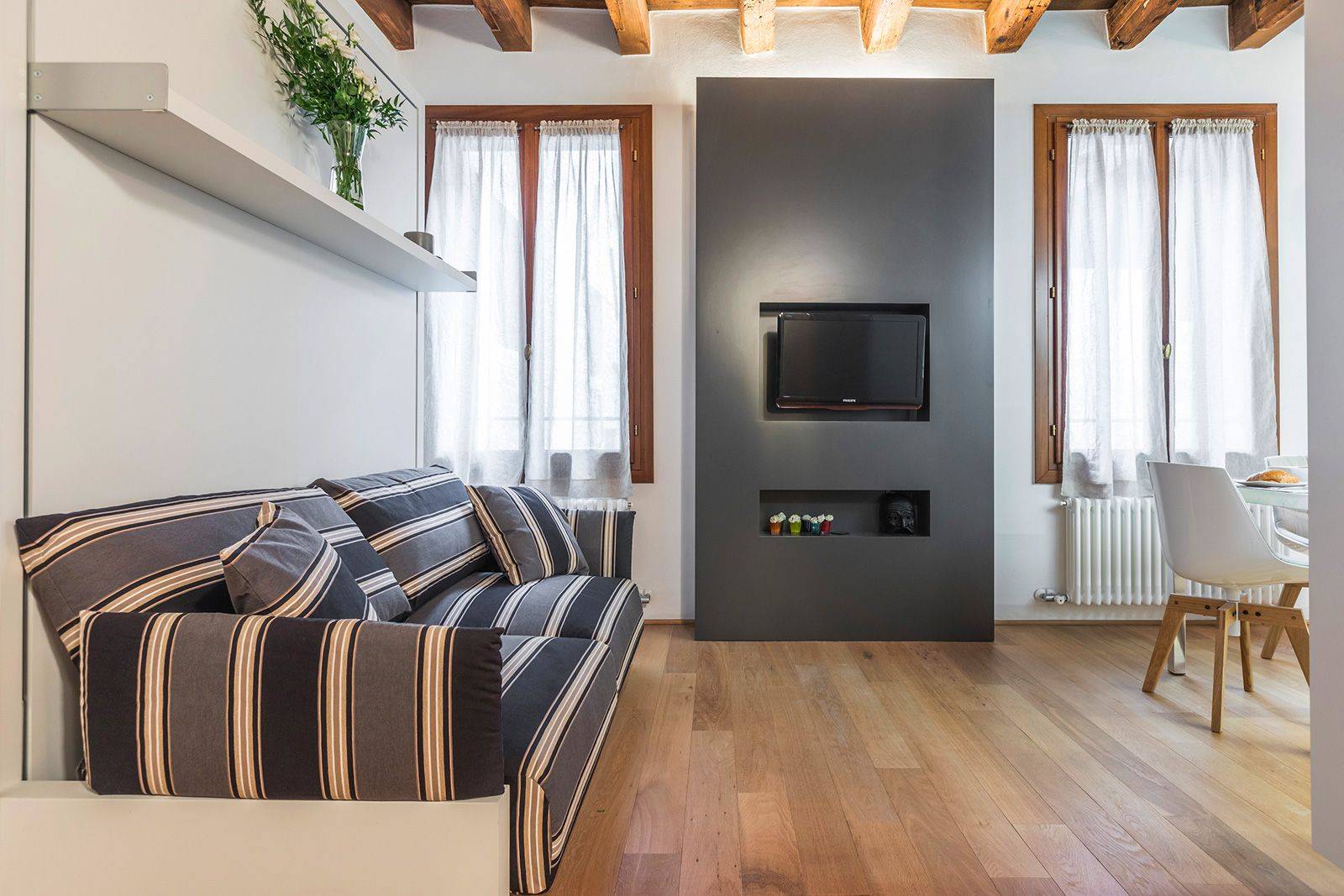 stylish and modular furniture confer an exclusive look to the apartment