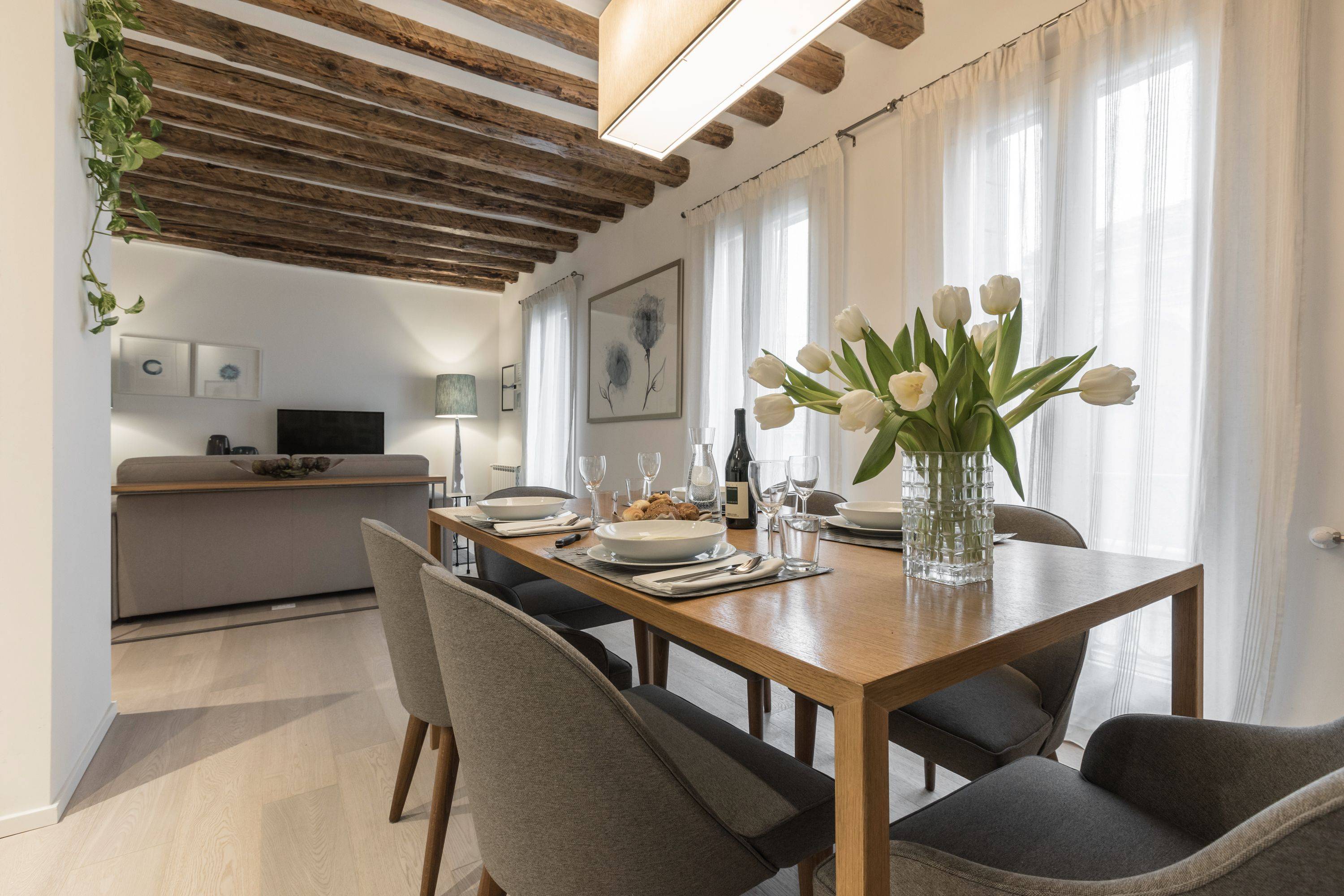 the dining-living room features three French-windows with acess to the large balconies