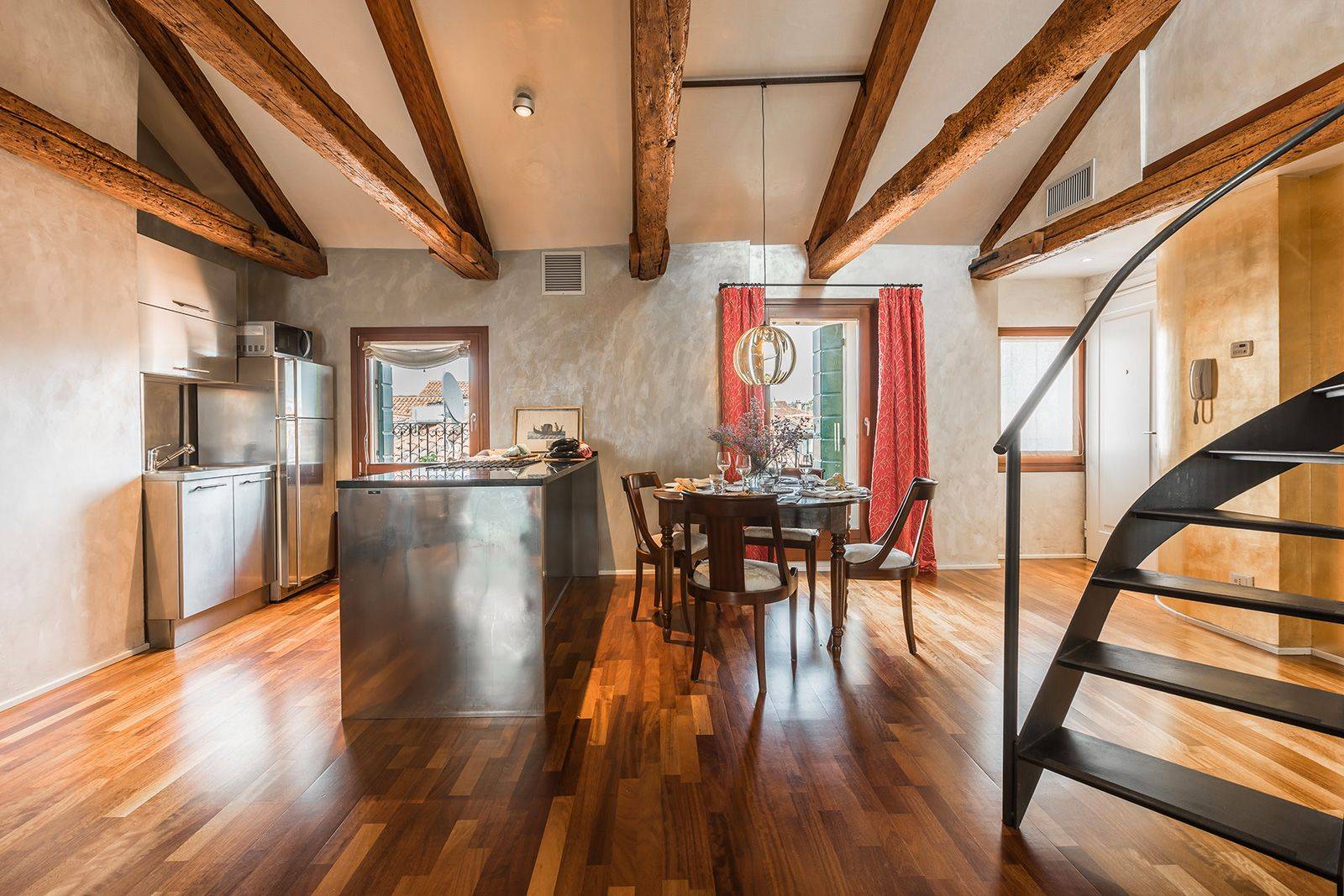 the antique wooden beams and the parquet flooring confer warmth to the ambience