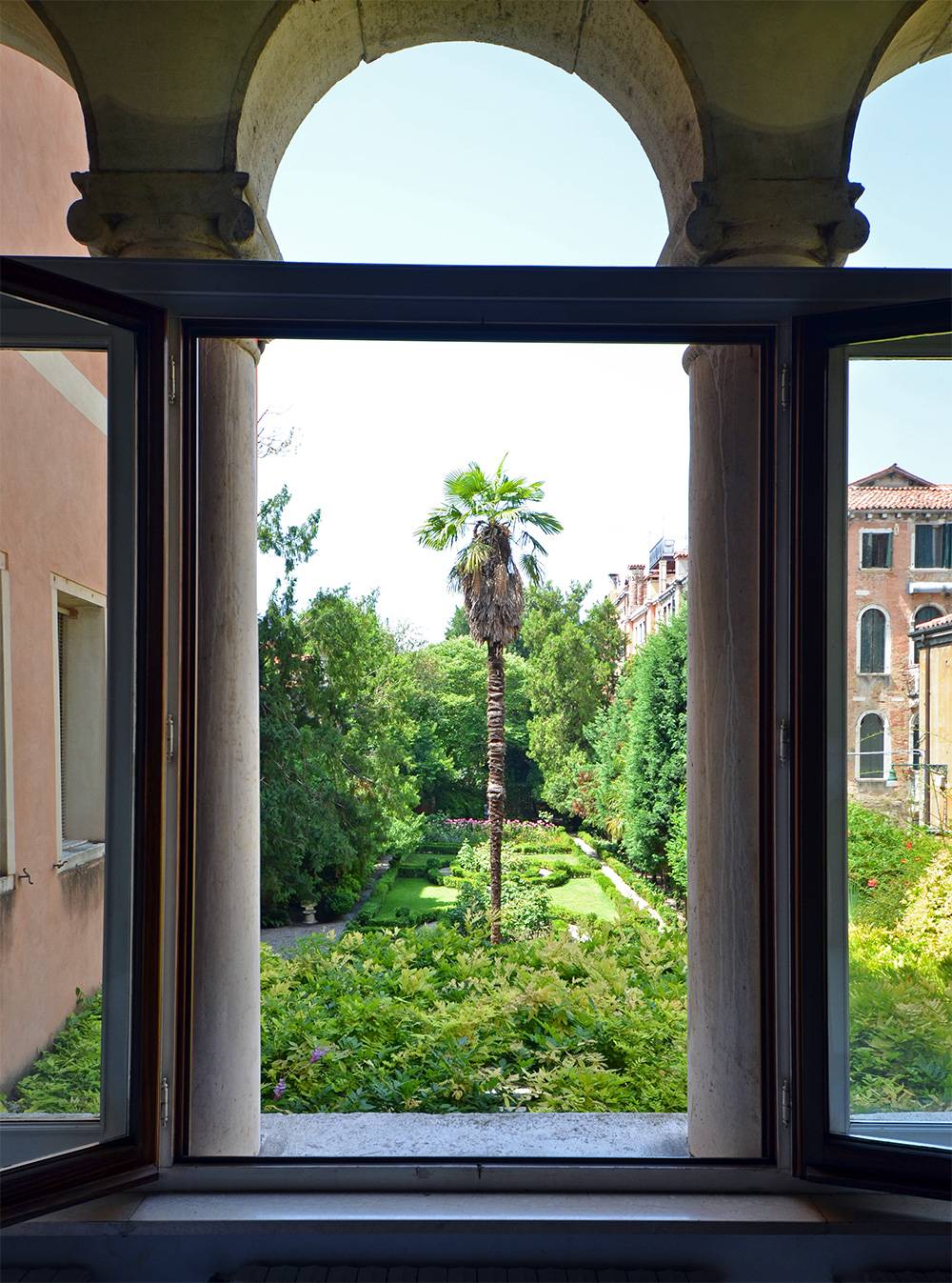 enjoy an amazing view on the garden from the trifora of the living room enjoy an amazing view on the garden from the trifora of the living room