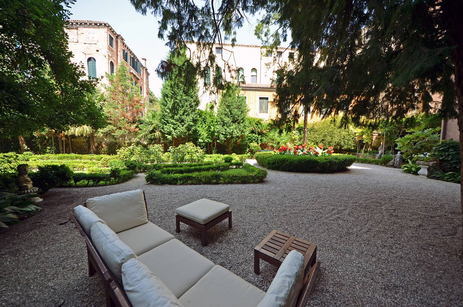Piano Nobile Veneziano with Italian Style Secret Garden | Truly Venice  Apartments