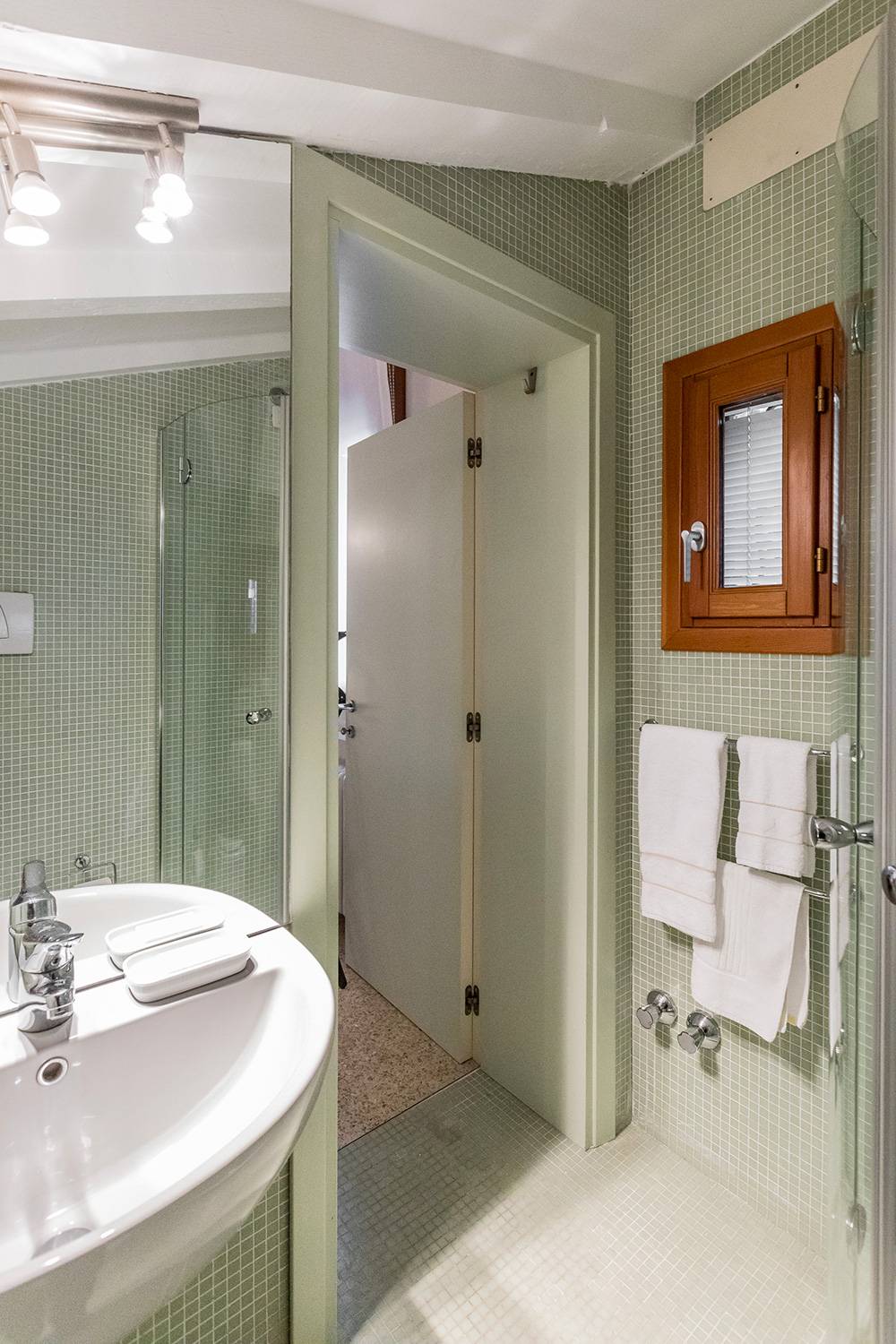 the en-suite bathroom has a shower box