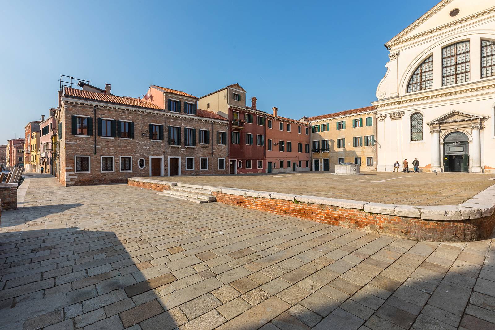 it is strategically located in San Trovaso, with open views over Canal, Square and Church