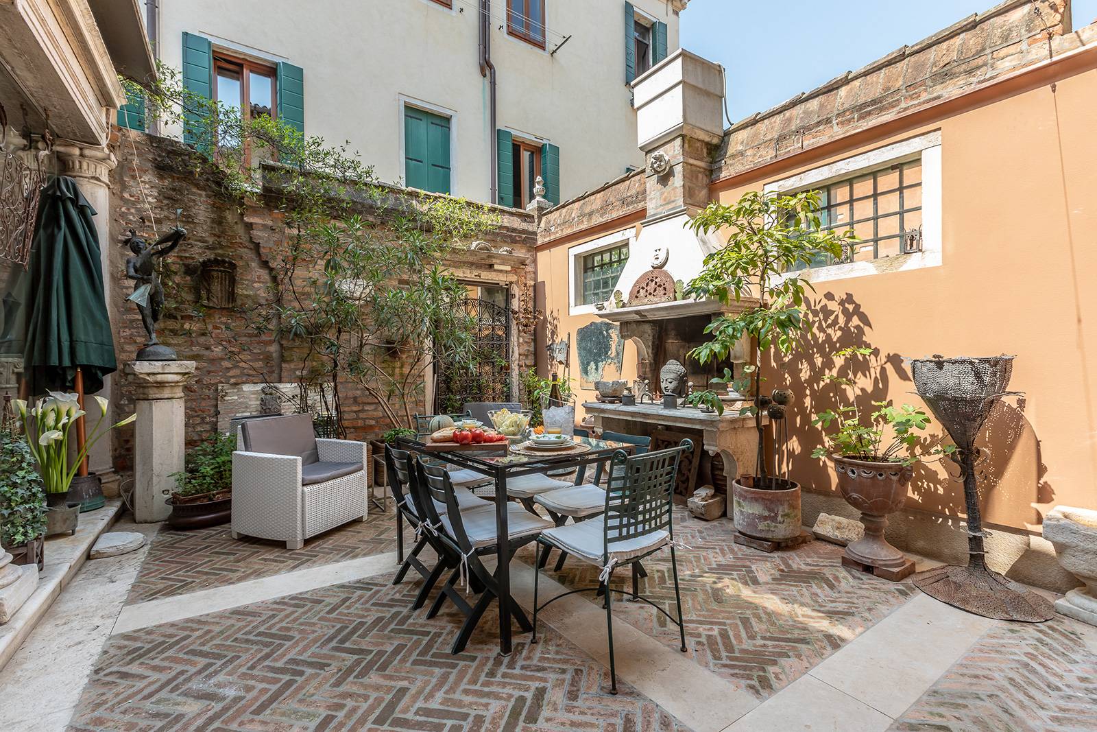 the courtyard is so cozy that you can spend the entire day here!