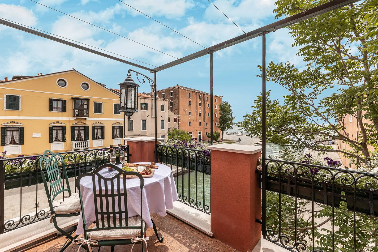 the Alcova apartment has a beautiful terrace with canal view