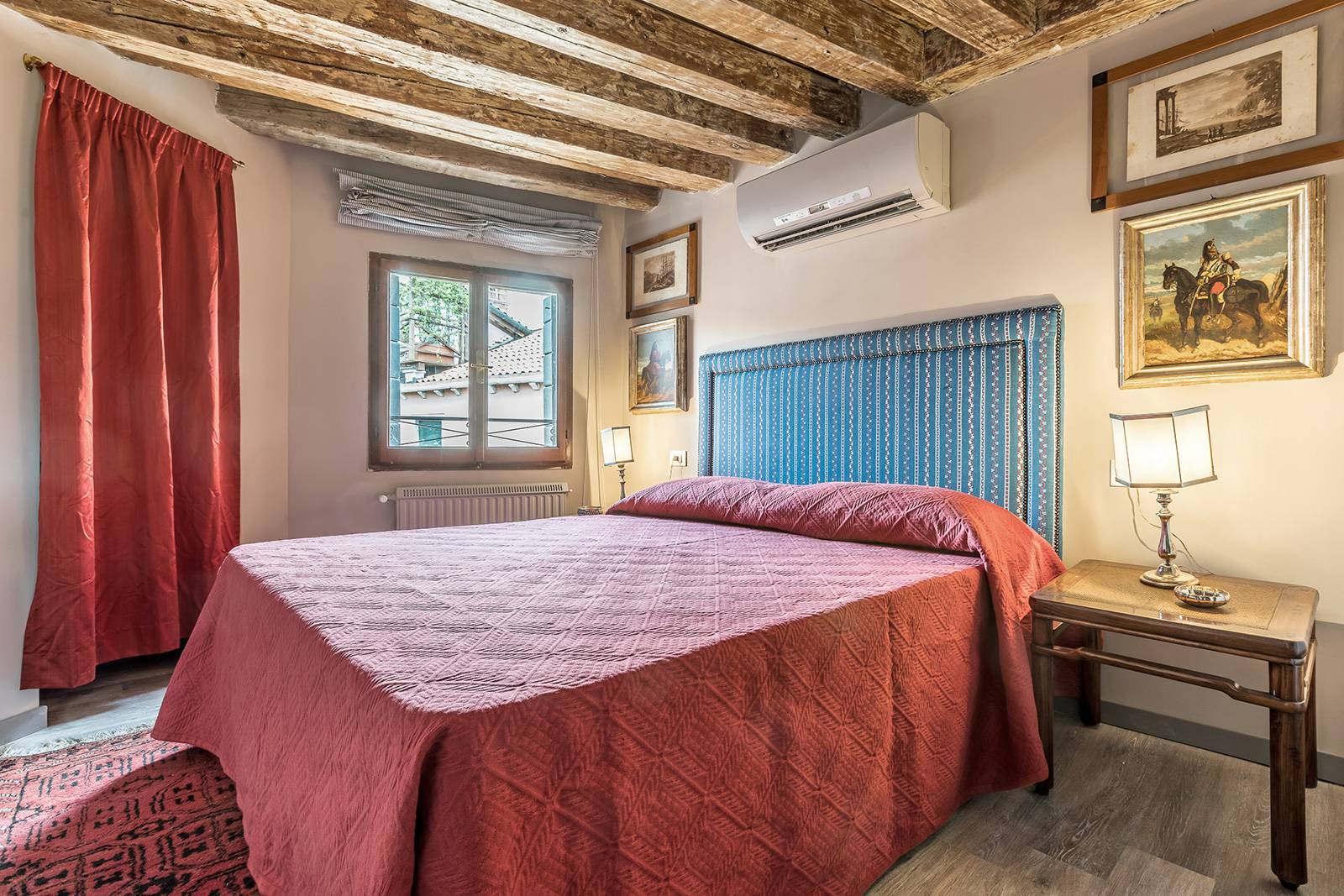 2nd bedroom with view on Corte Gregolina and the San Marco Belltower
