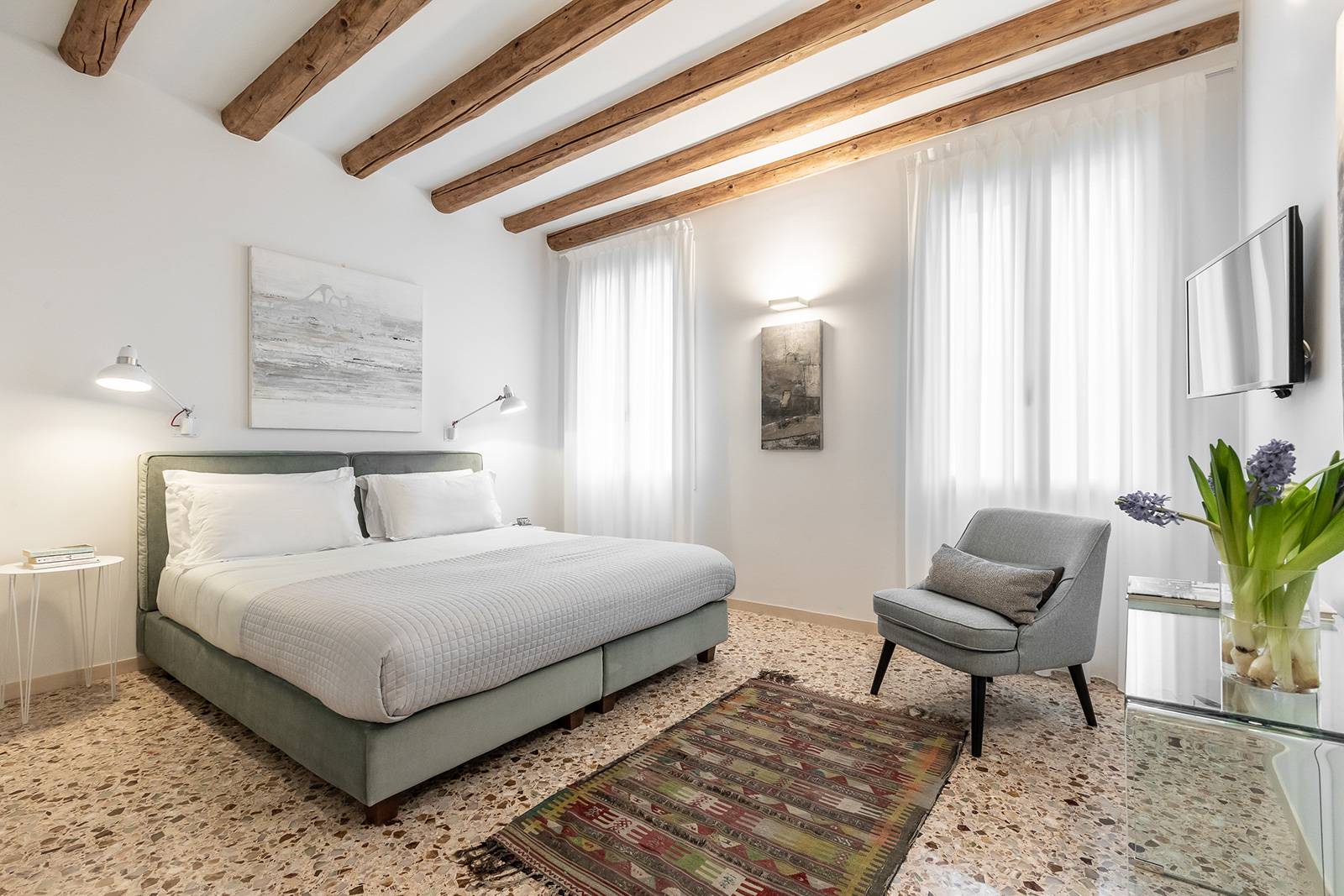 second bedroom, with beautiful view on the square and church