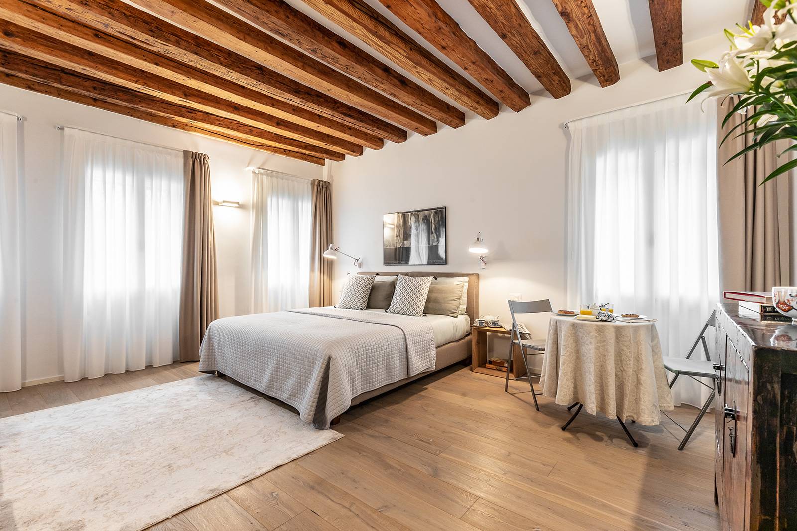 there are plenty of vindows with view over the square and the canal