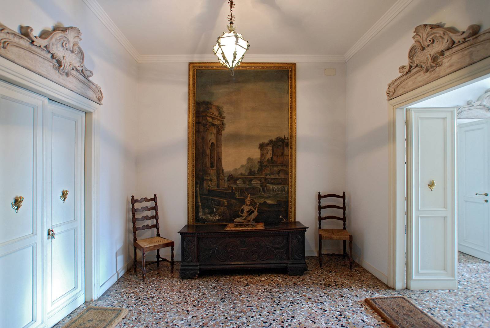 Entrance to the first floor Rezzonico Garden apartment