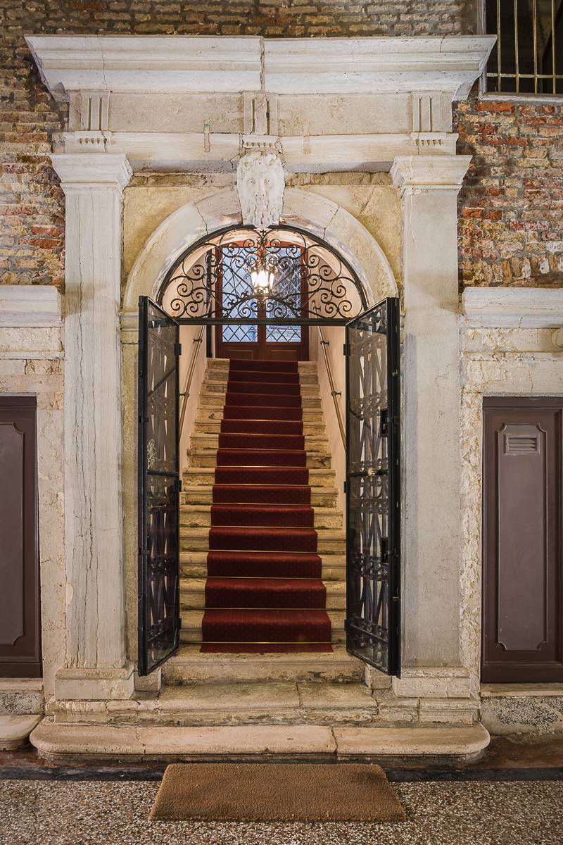 Monumental stairway to the Piano Nobile