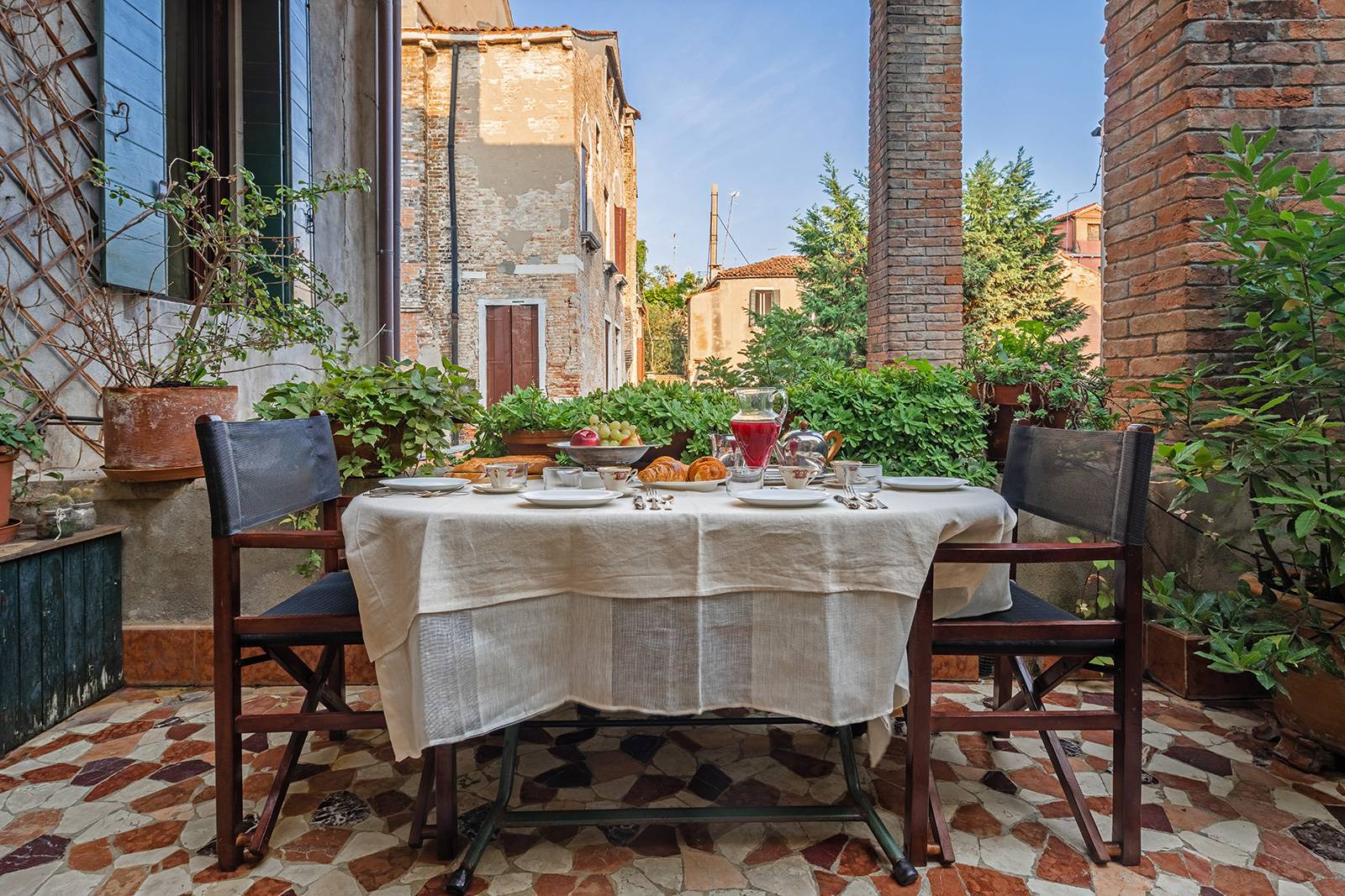 enjoy your breakfast or dinner open-air at the Gritti